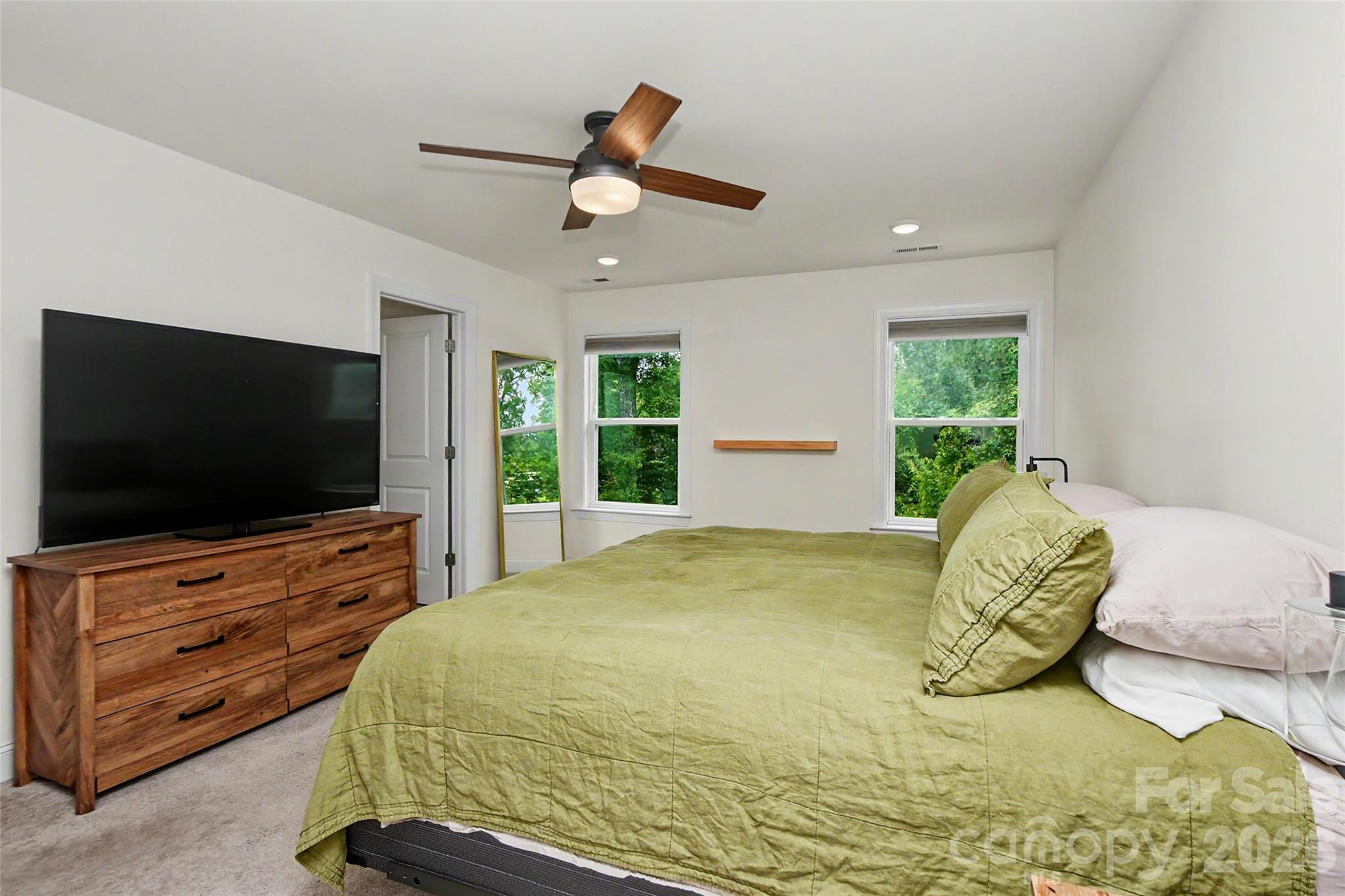 1010 Moffatt Lane — Matthews