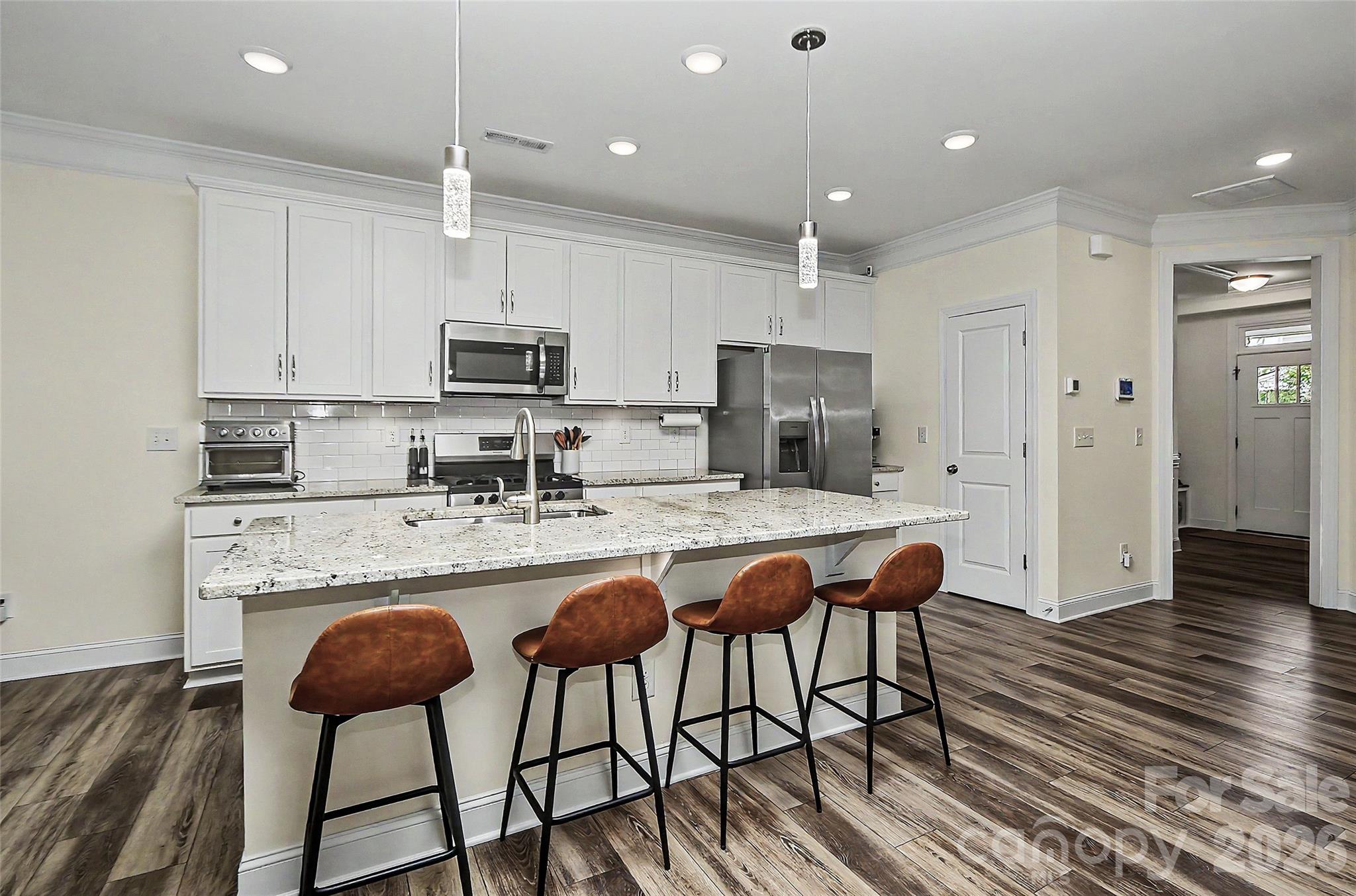 1010 Moffatt Lane — Matthews