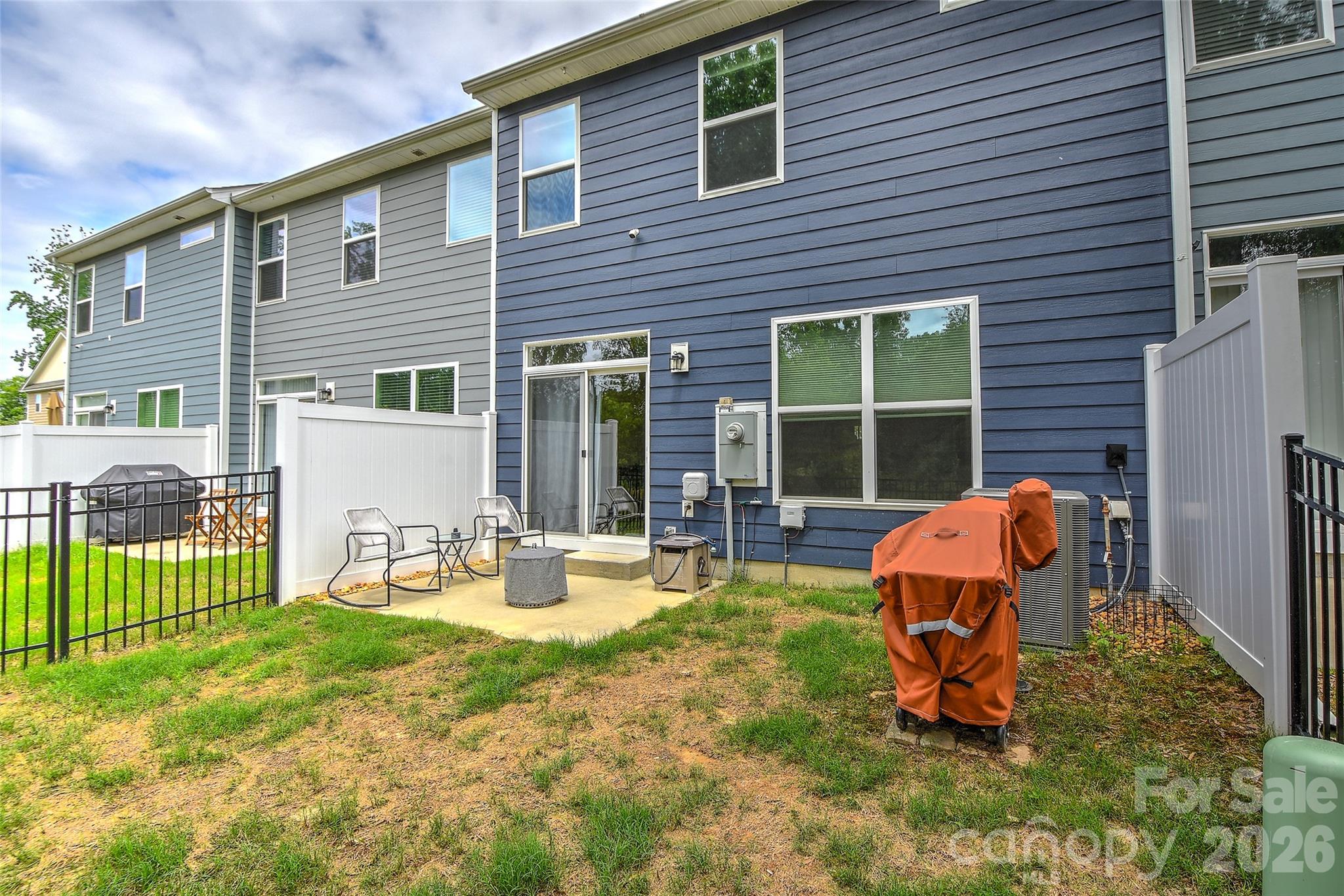 1010 Moffatt Lane — Matthews