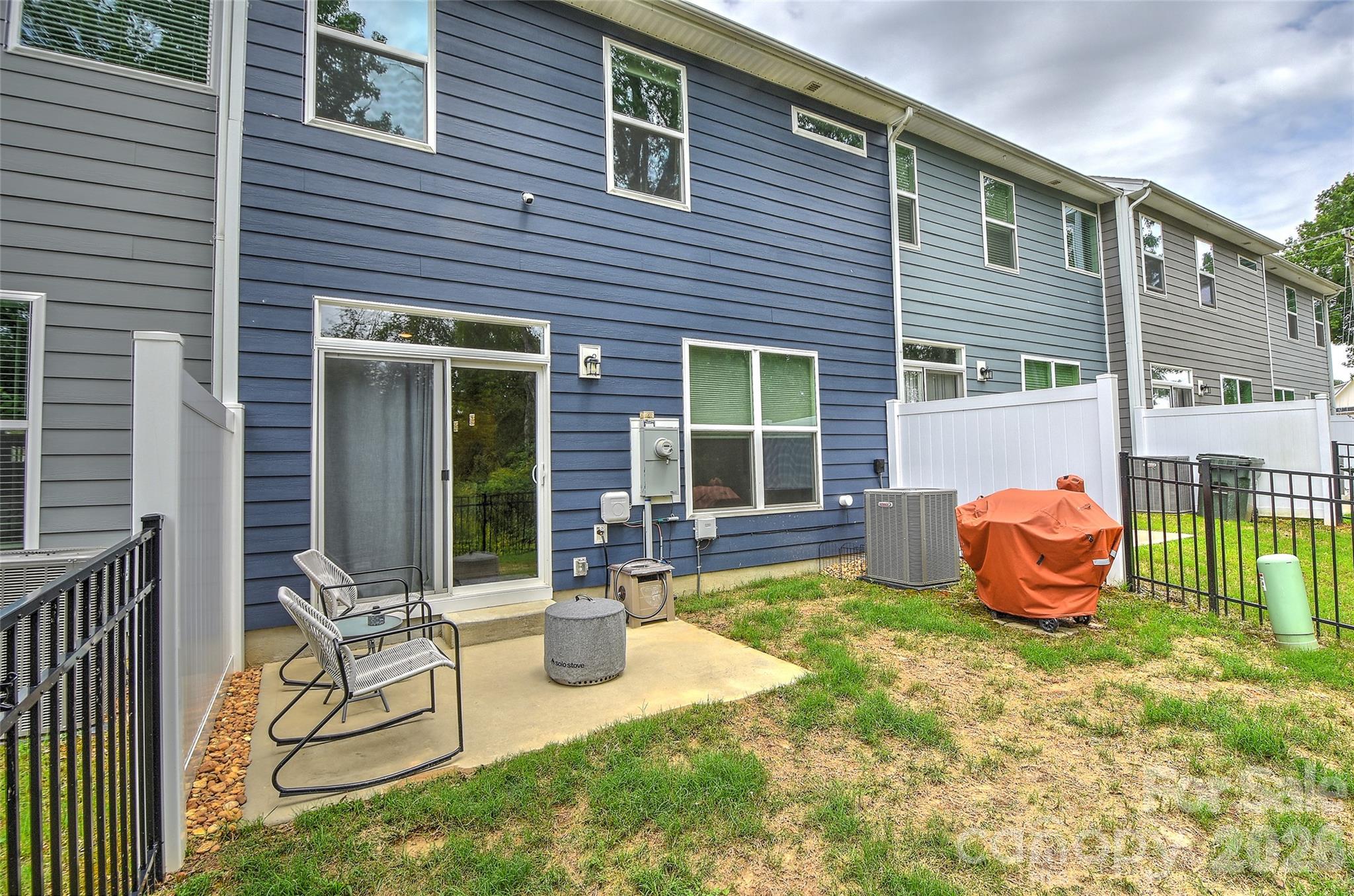 1010 Moffatt Lane — Matthews