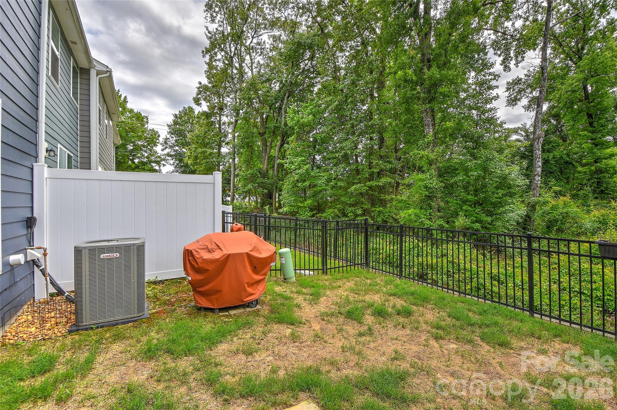 1010 Moffatt Lane — Matthews