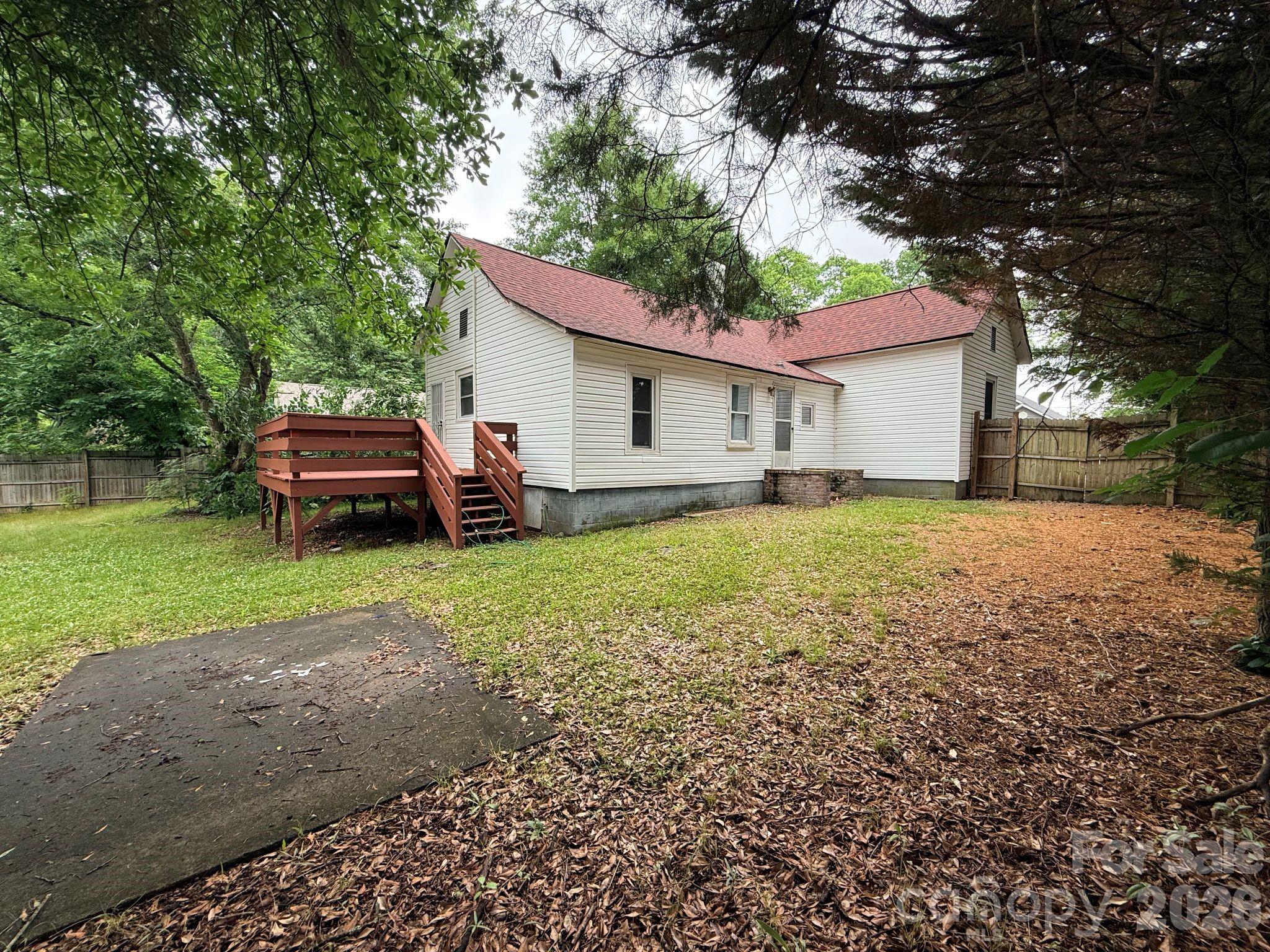 305 N Poplar Street — Gastonia