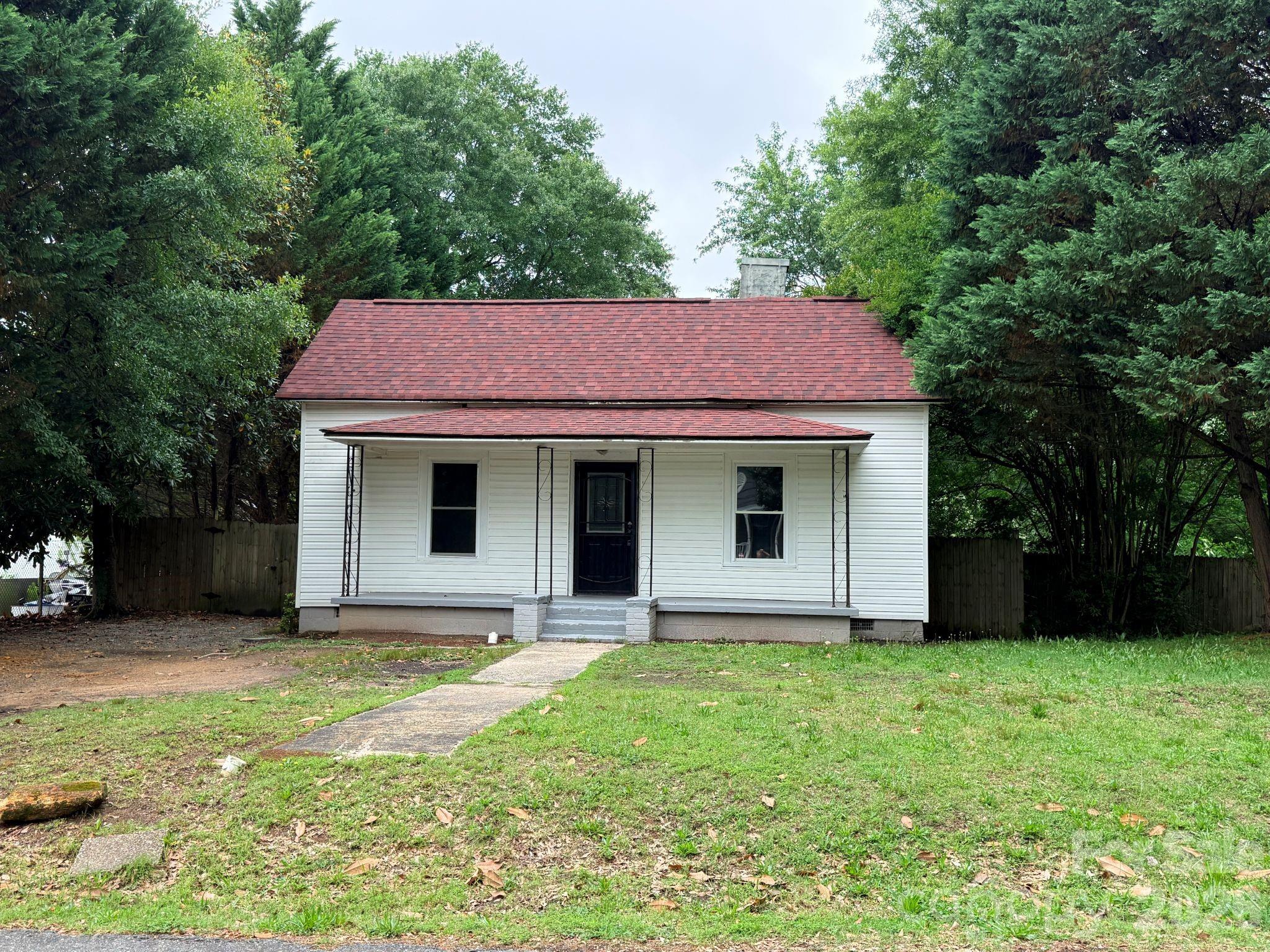 305 N Poplar Street — Gastonia