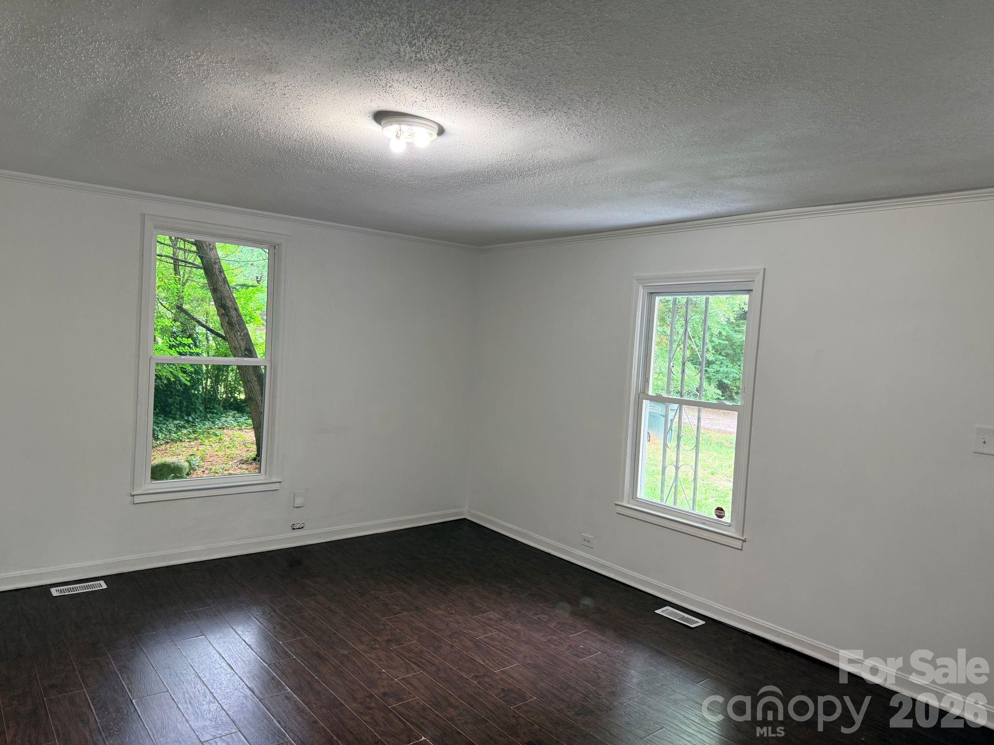 305 N Poplar Street — Gastonia