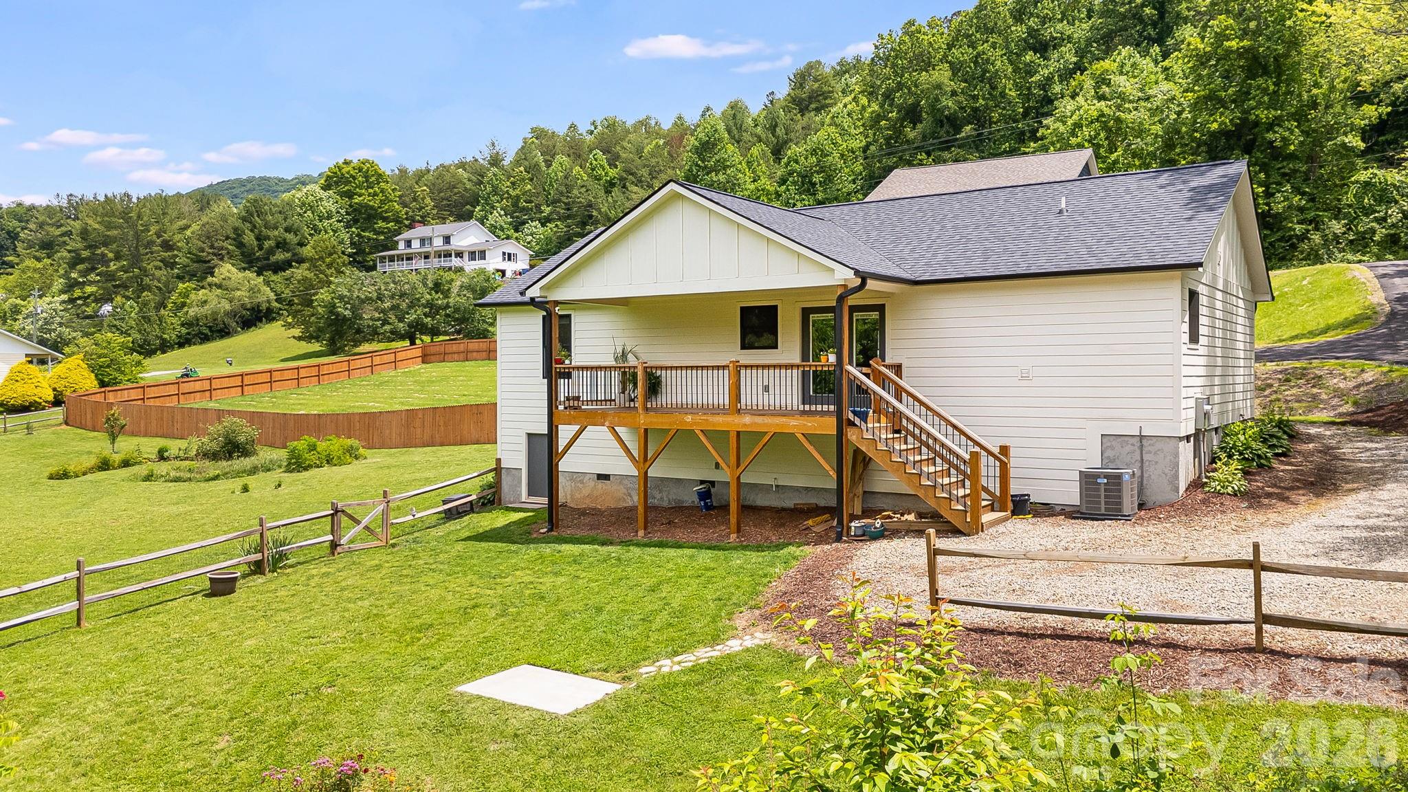 923 Newfound Road — Leicester