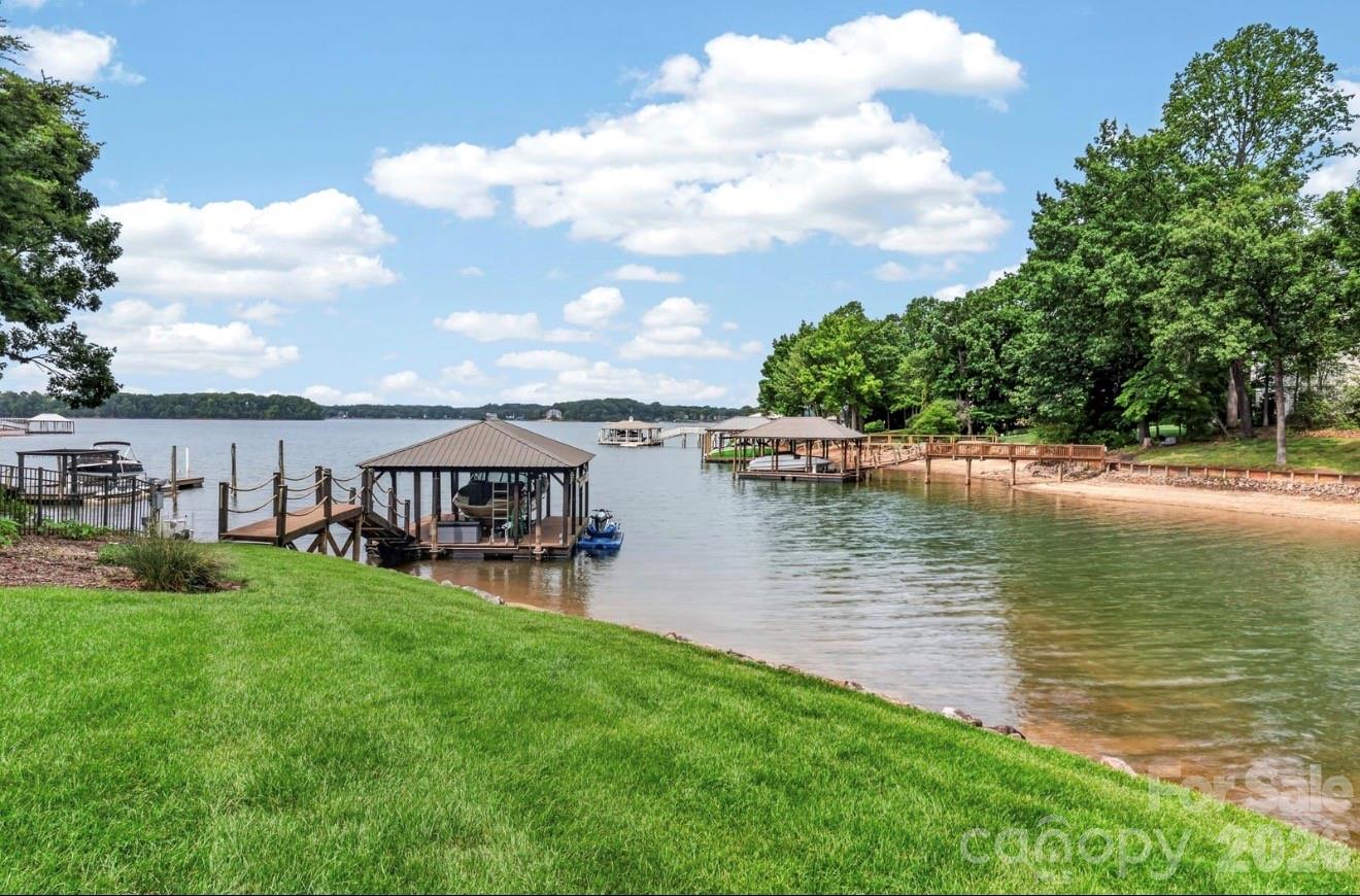 444 Bay Harbour Road — Mooresville