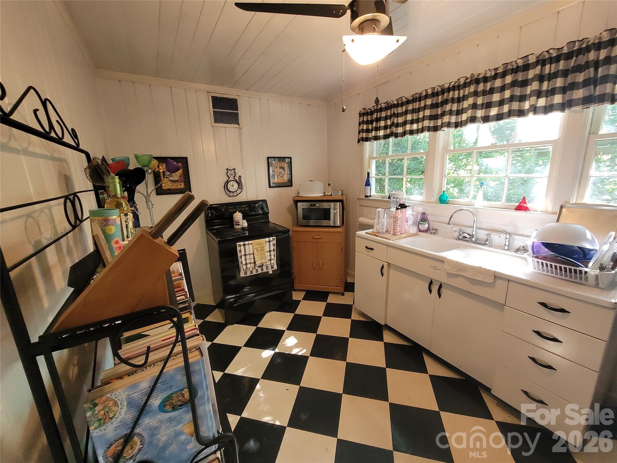 318 W Sixth Avenue — Gastonia