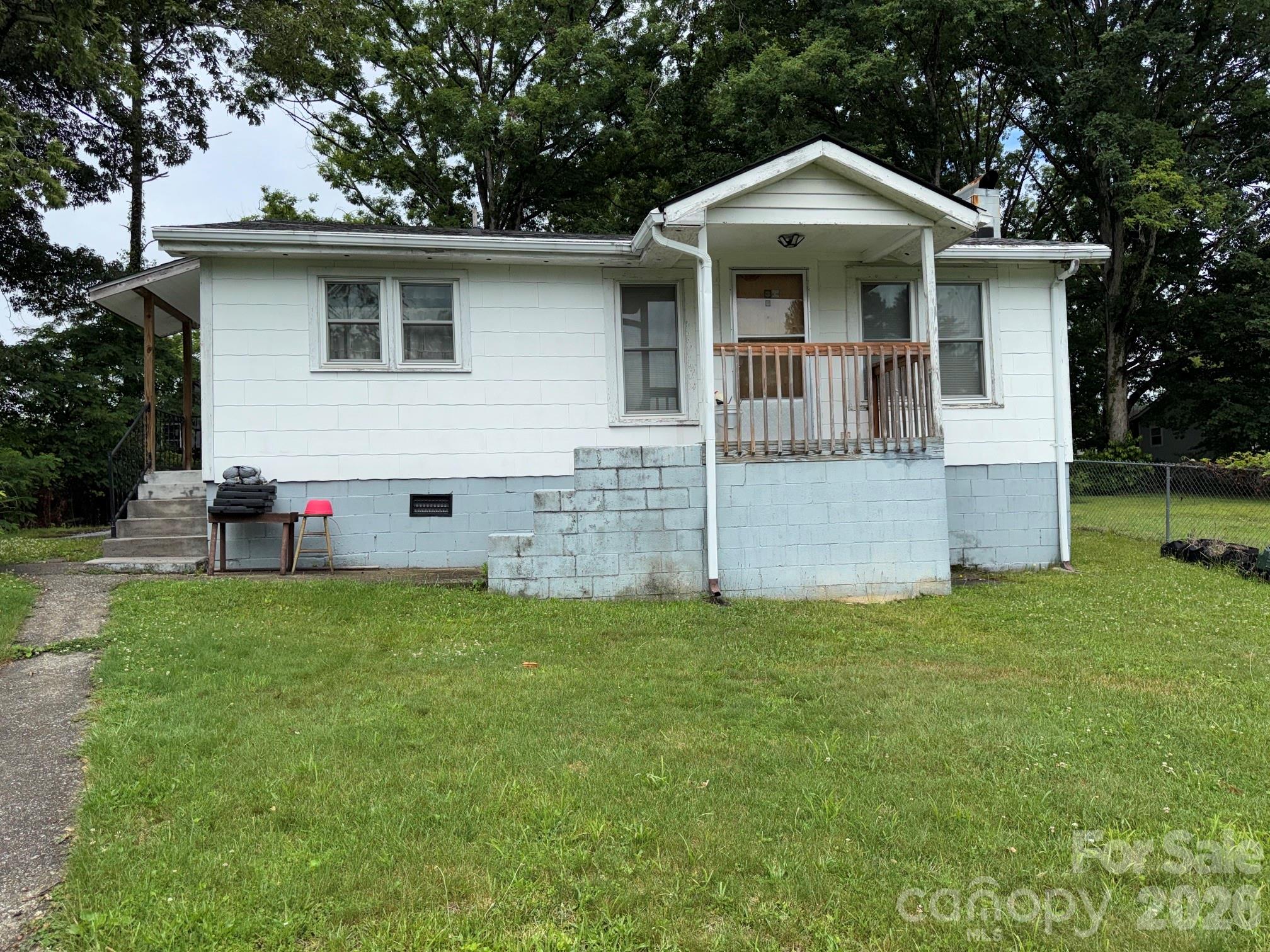 831/833 N Oak Street — Hendersonville
