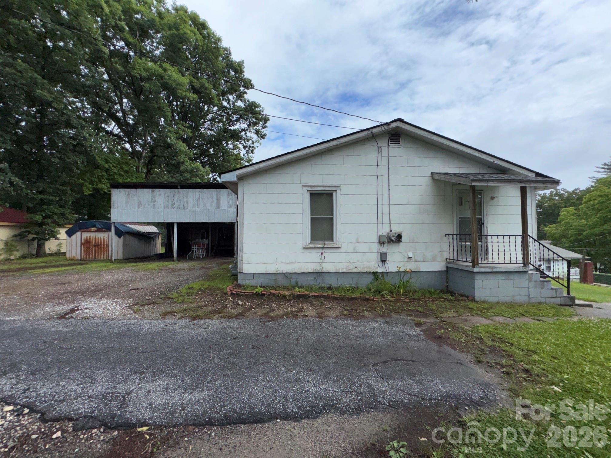 831/833 N Oak Street — Hendersonville