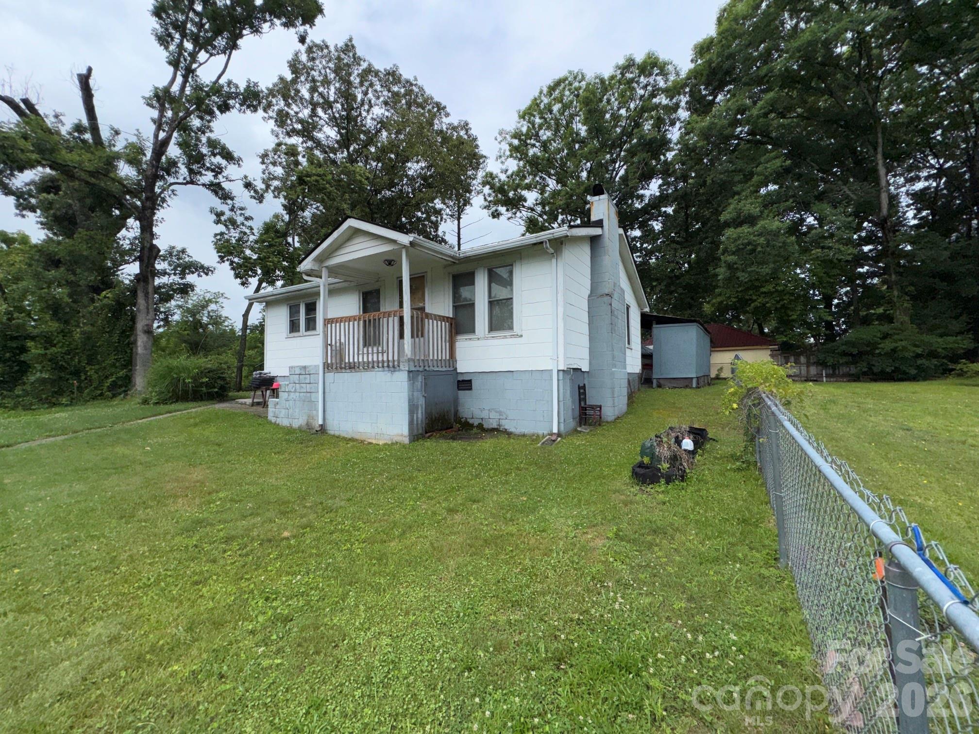 831/833 N Oak Street — Hendersonville