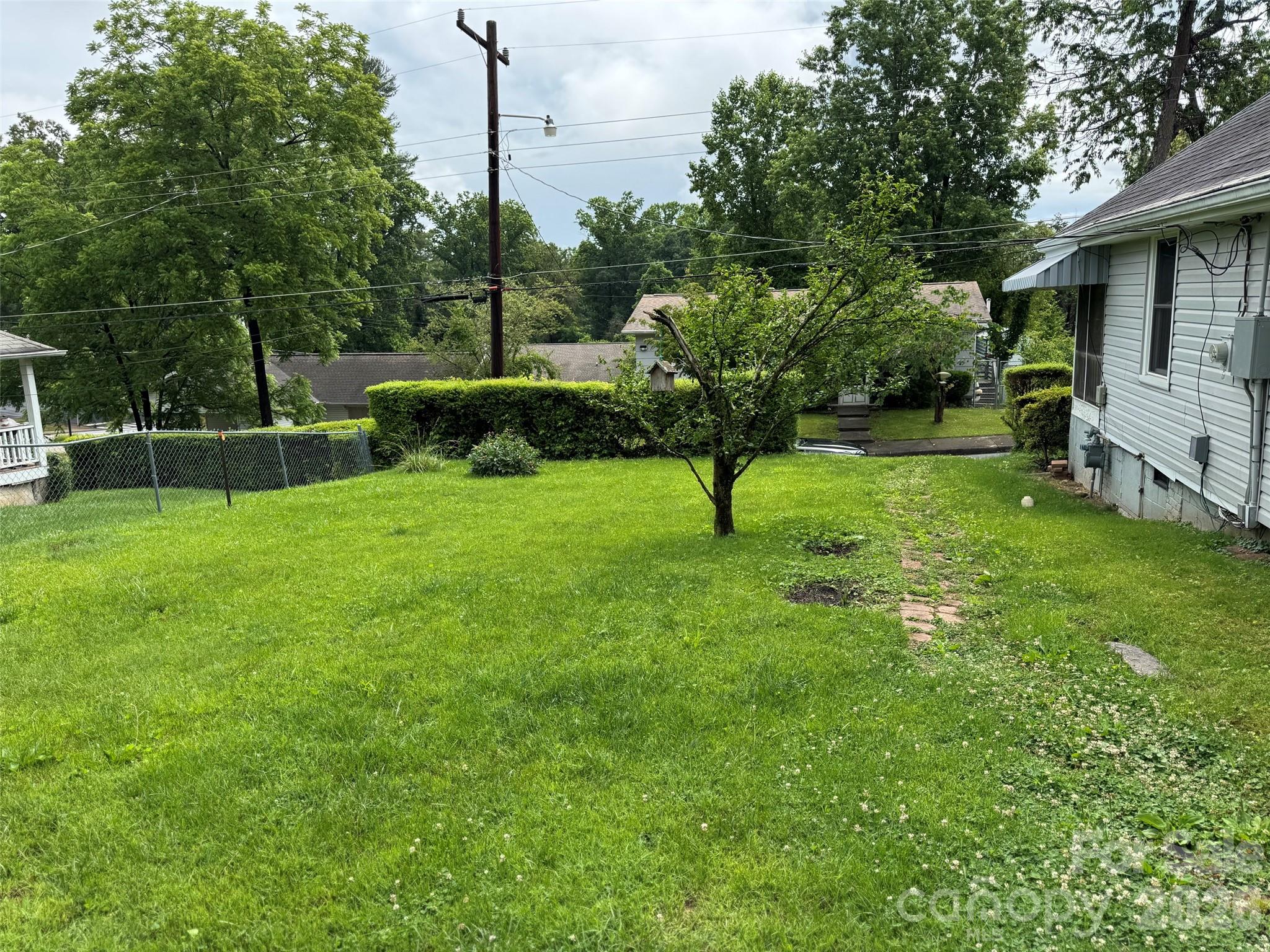 831/833 N Oak Street — Hendersonville
