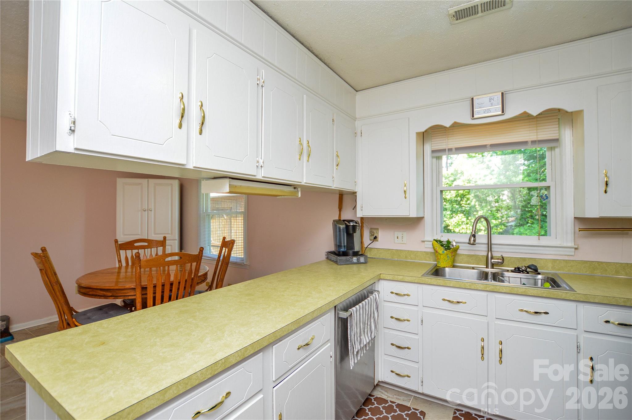 518 Vinecrest Drive — Matthews