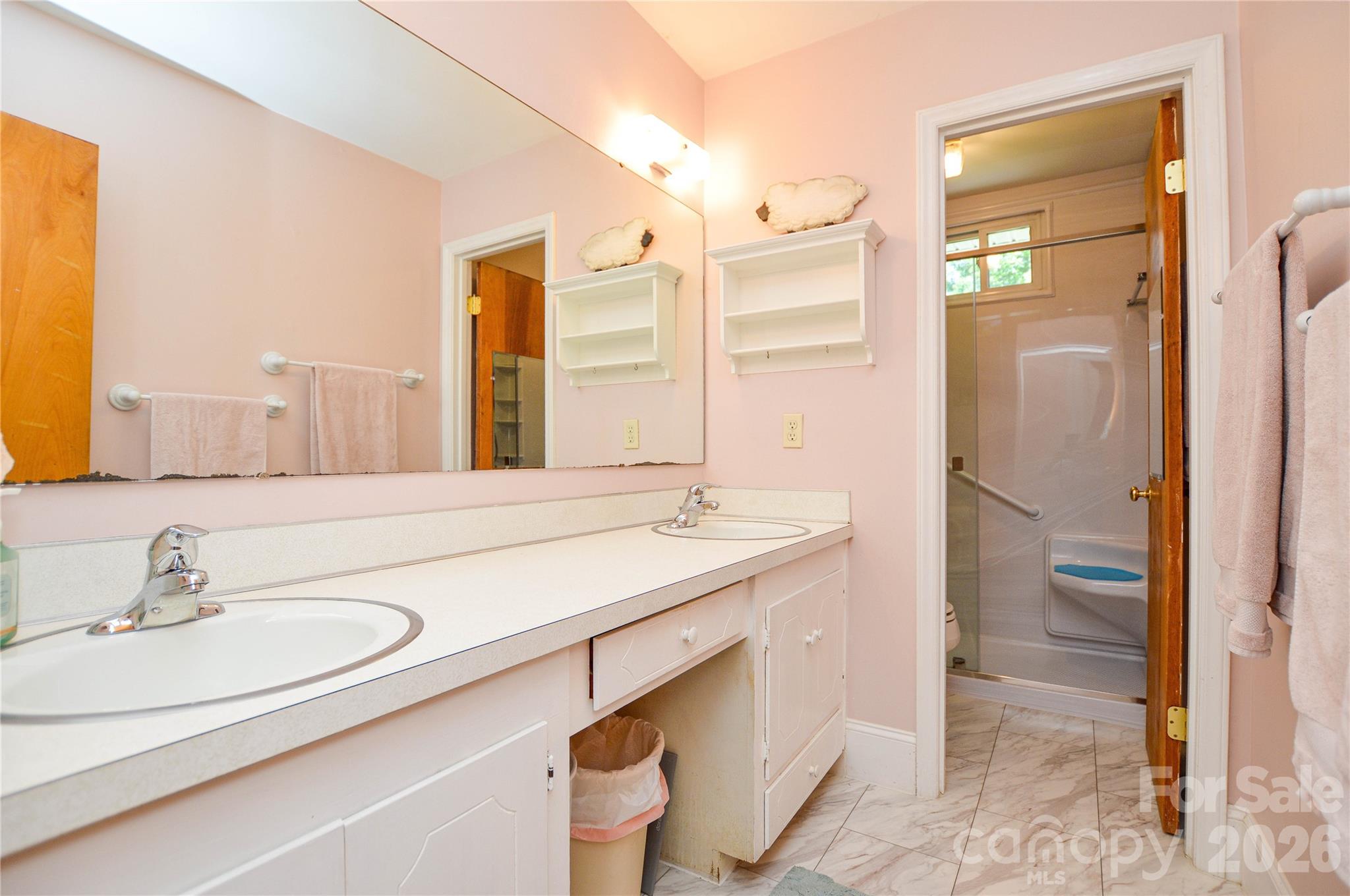 518 Vinecrest Drive — Matthews