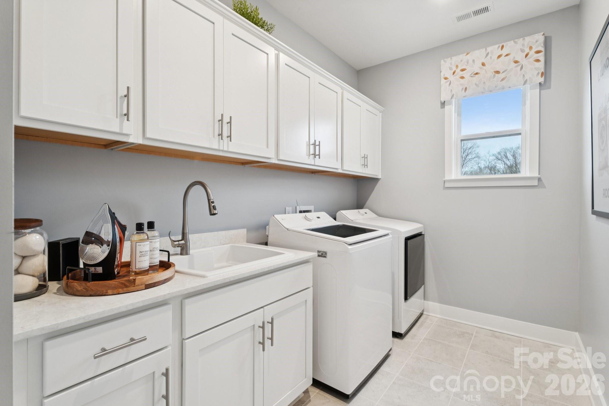 208 E Warfield Drive — Mooresville