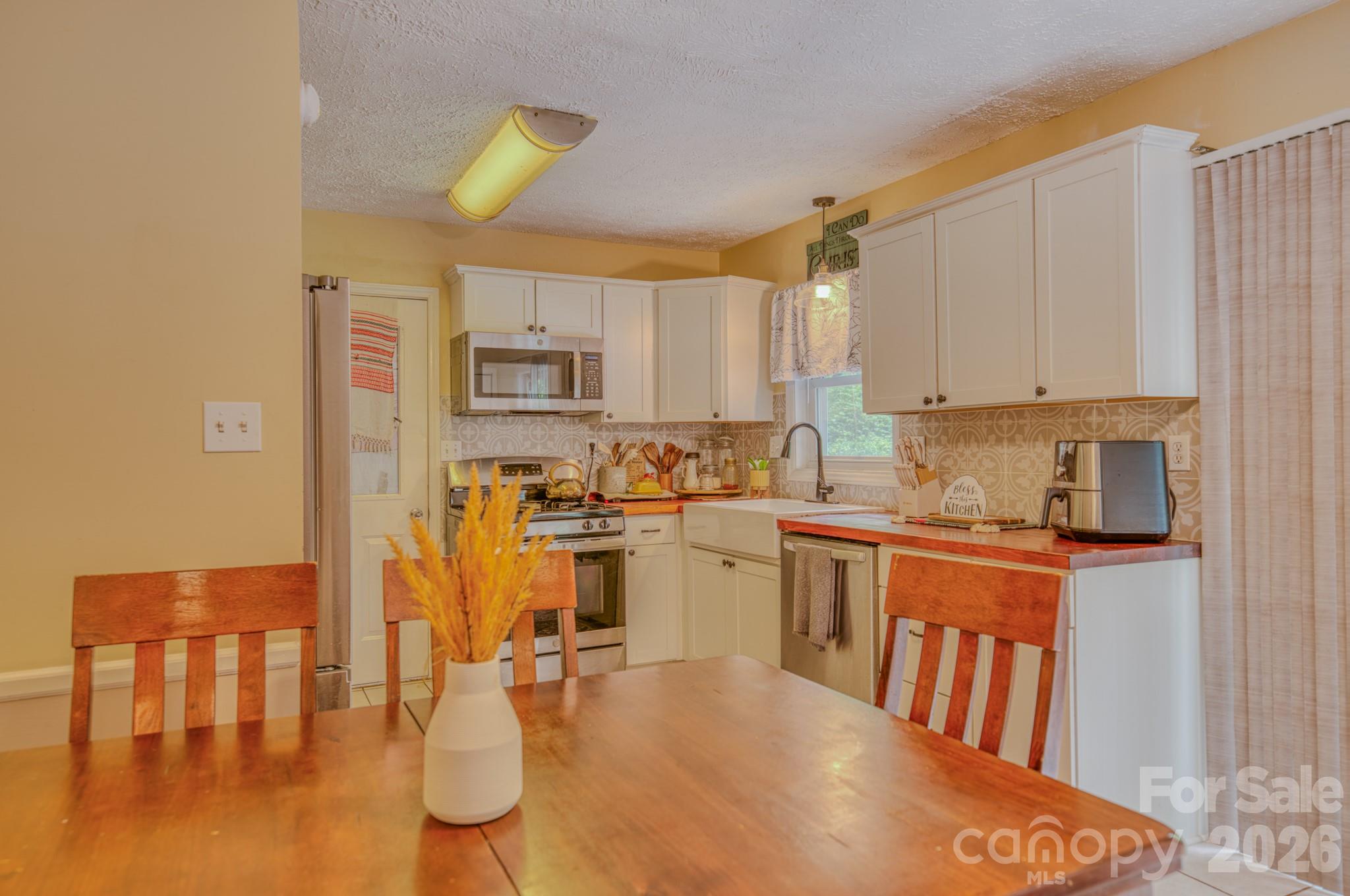 112 Amelia Drive — Hendersonville