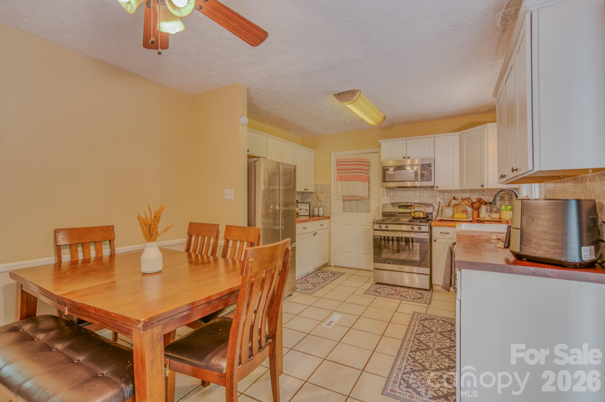 112 Amelia Drive — Hendersonville