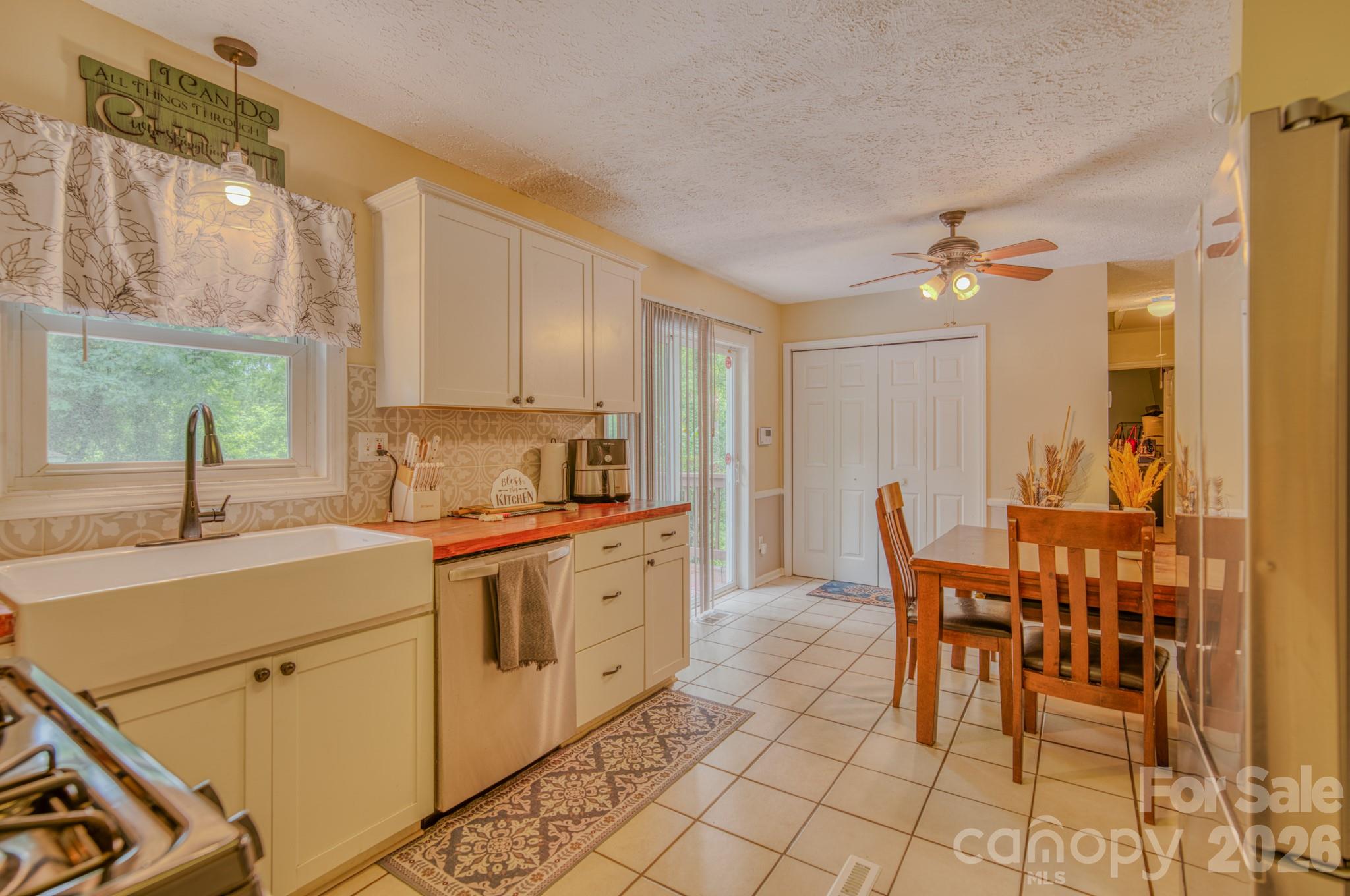 112 Amelia Drive — Hendersonville