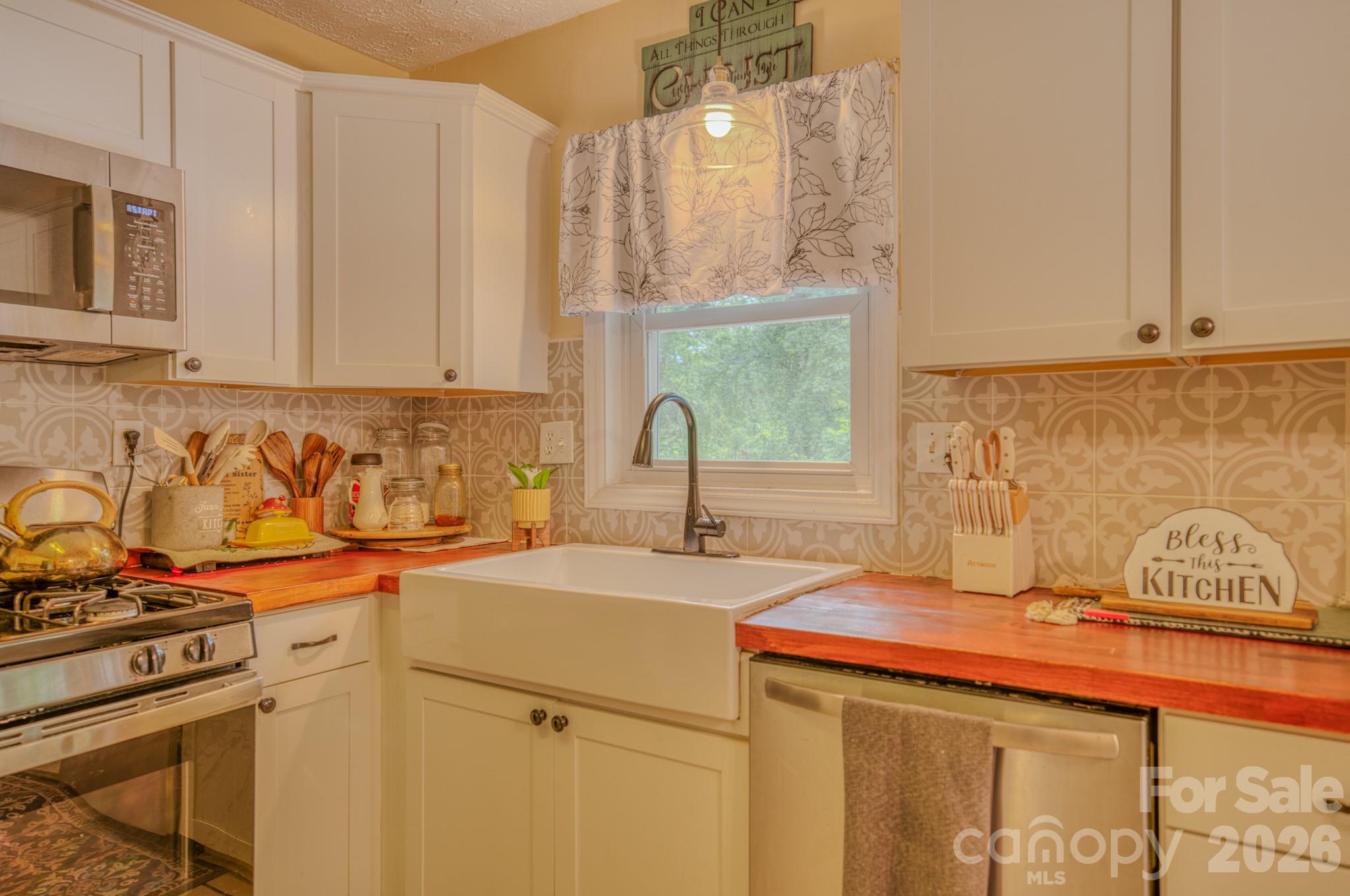 112 Amelia Drive — Hendersonville