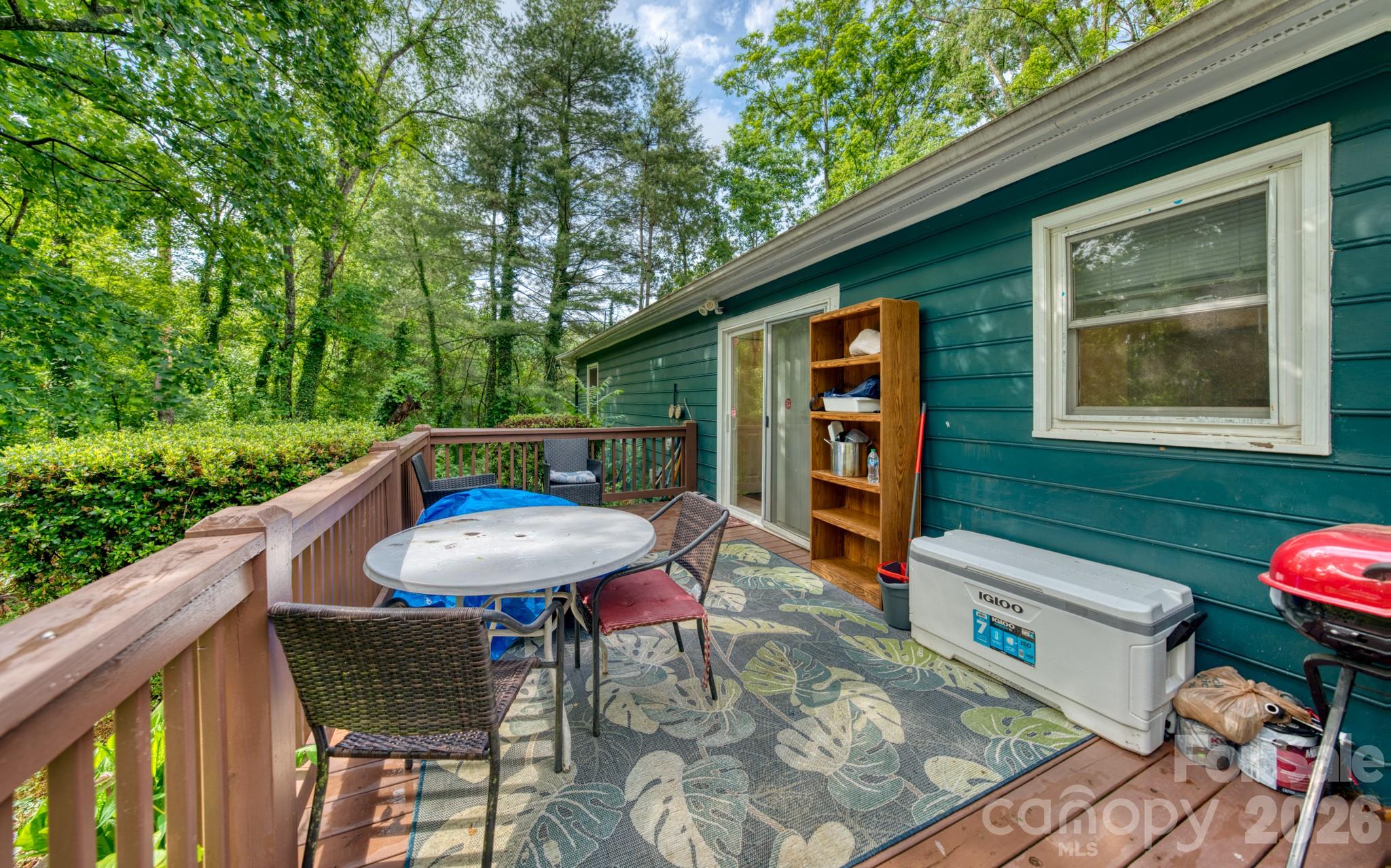 112 Amelia Drive — Hendersonville