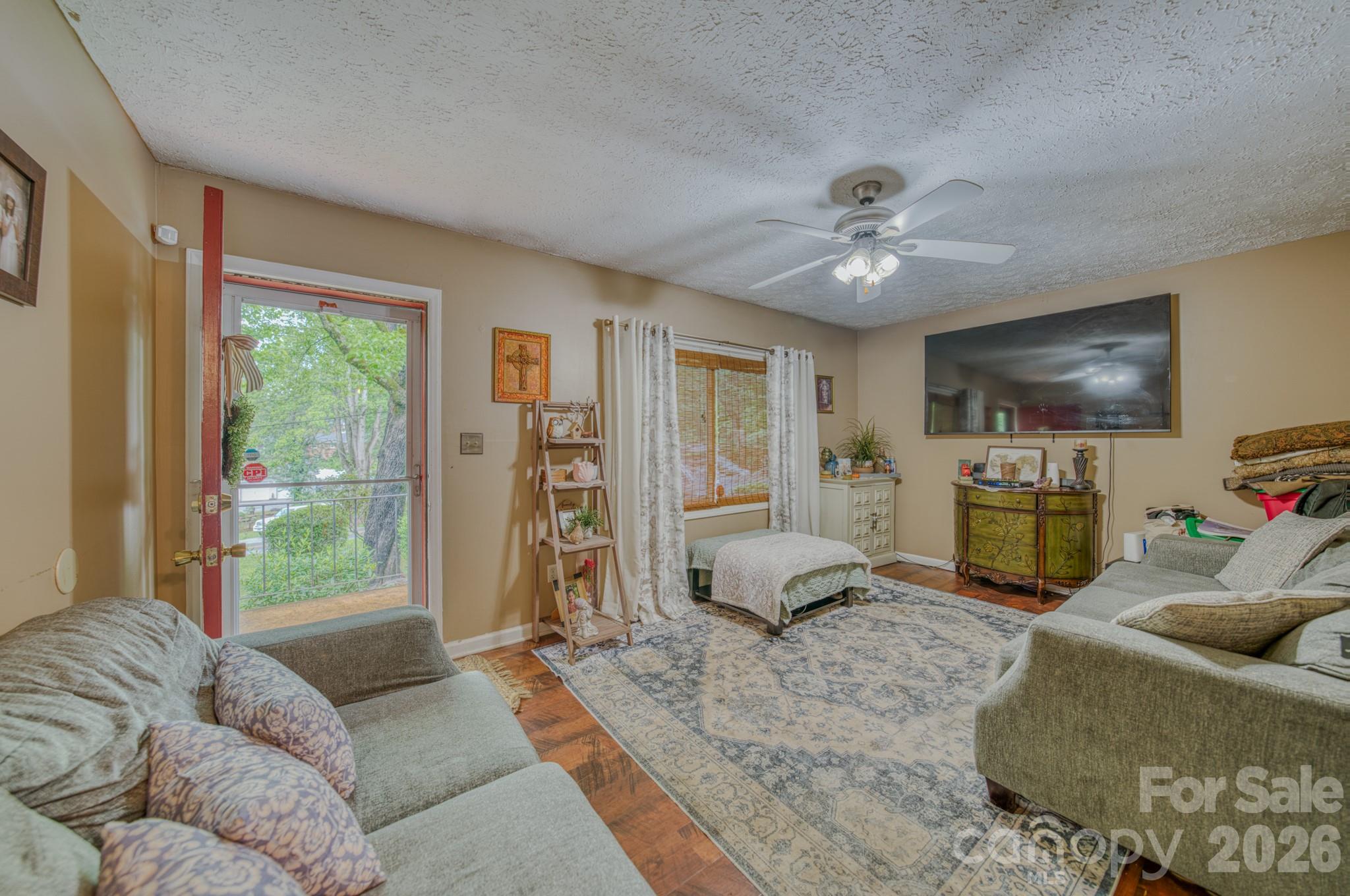 112 Amelia Drive — Hendersonville