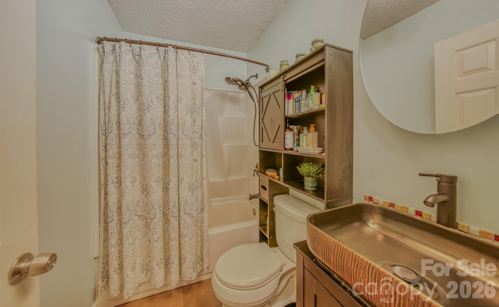 112 Amelia Drive — Hendersonville