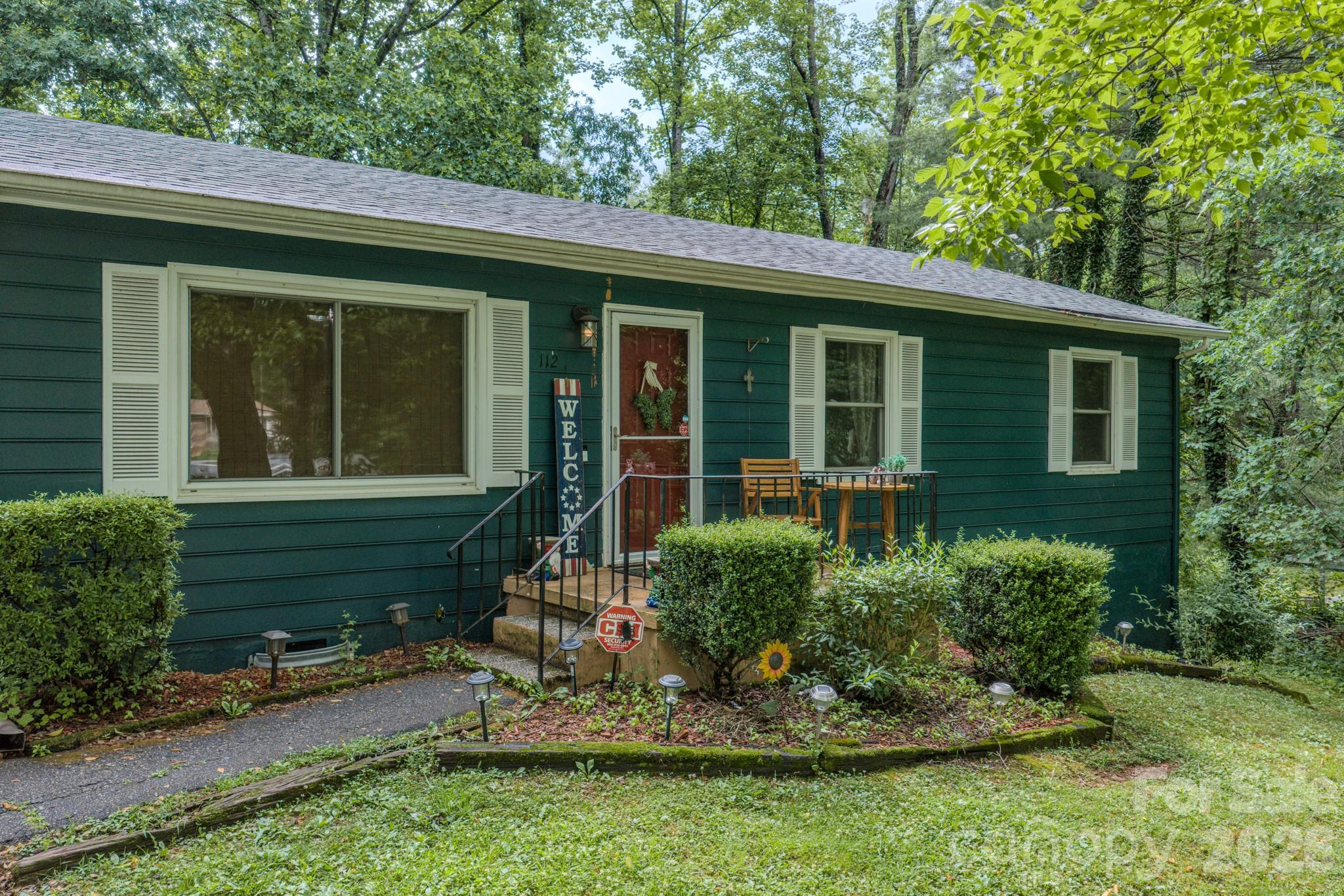 112 Amelia Drive — Hendersonville