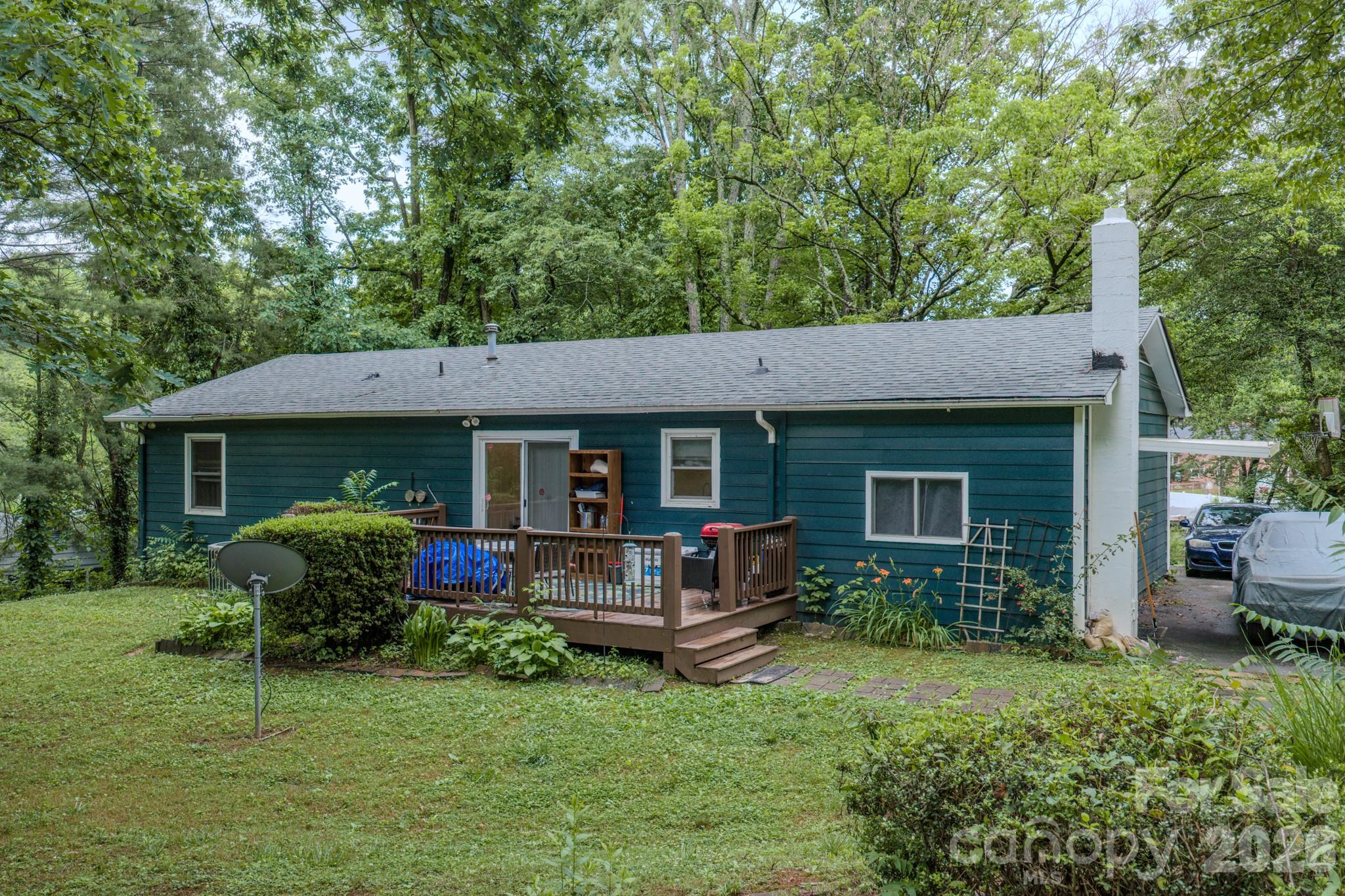 112 Amelia Drive — Hendersonville