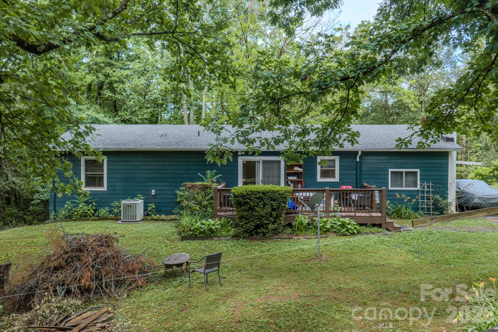 112 Amelia Drive — Hendersonville
