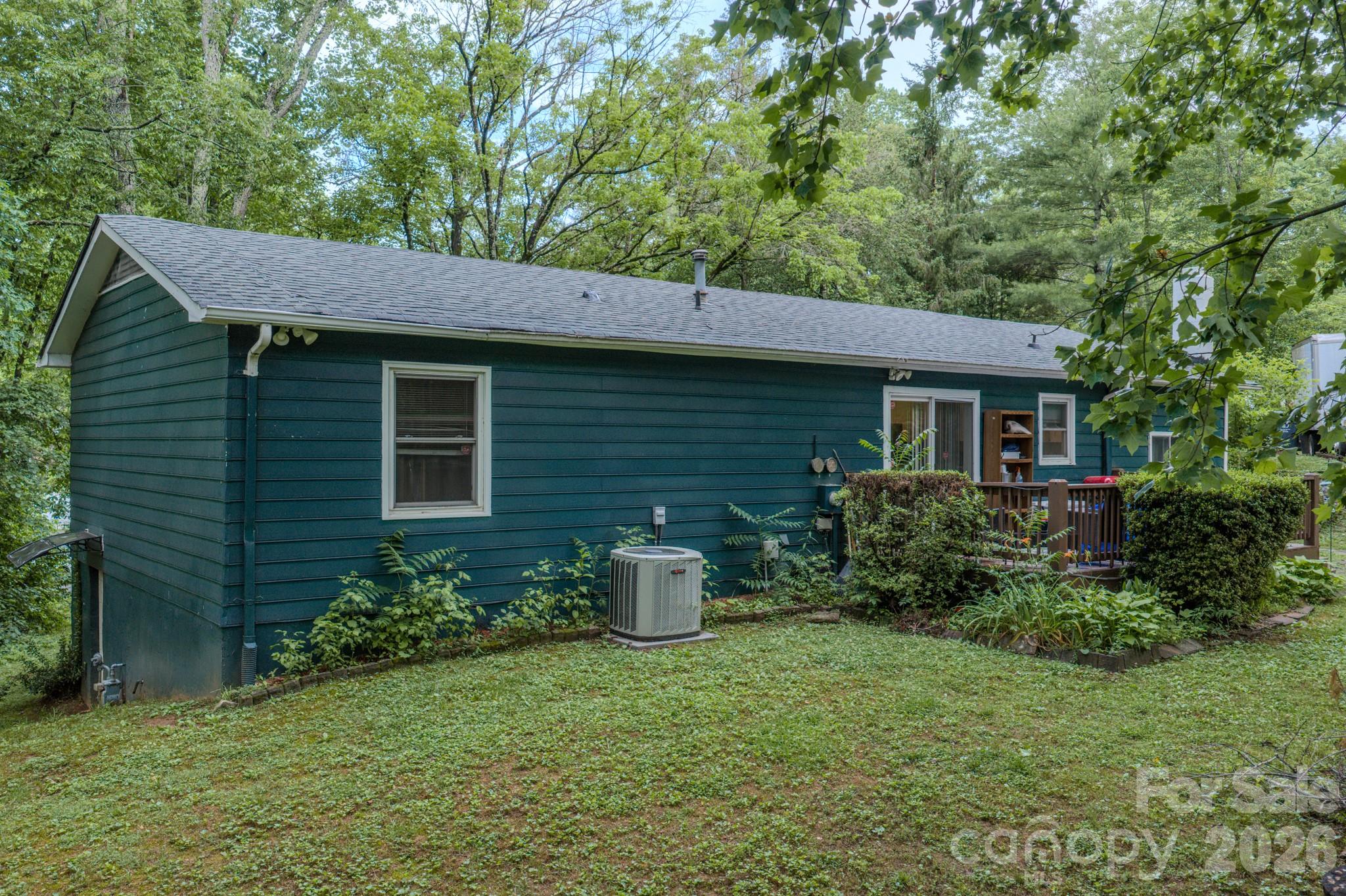 112 Amelia Drive — Hendersonville