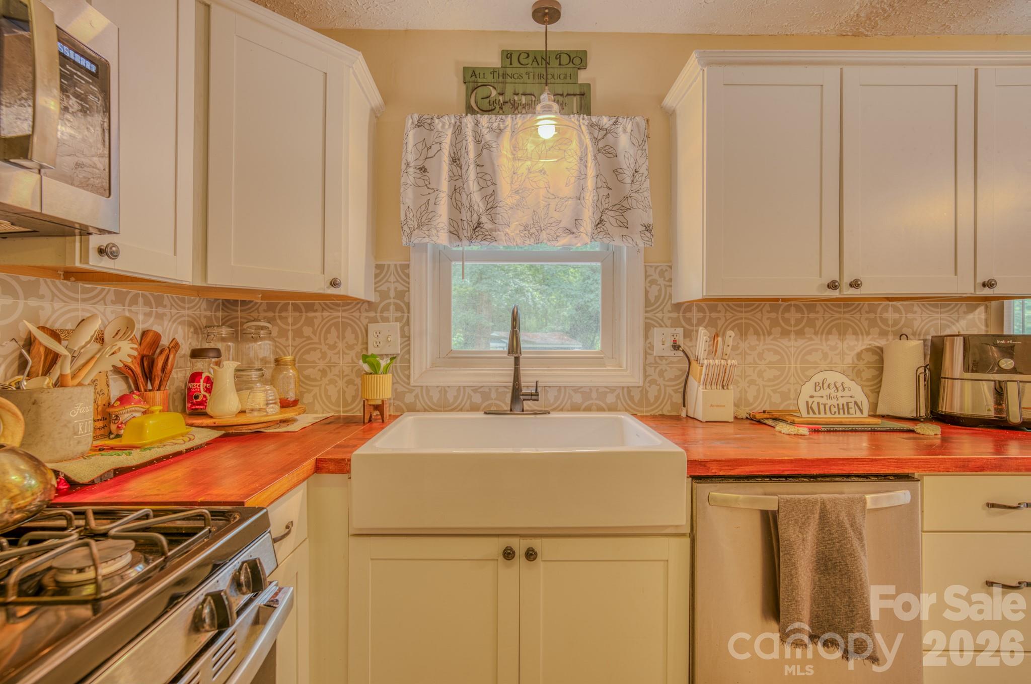 112 Amelia Drive — Hendersonville