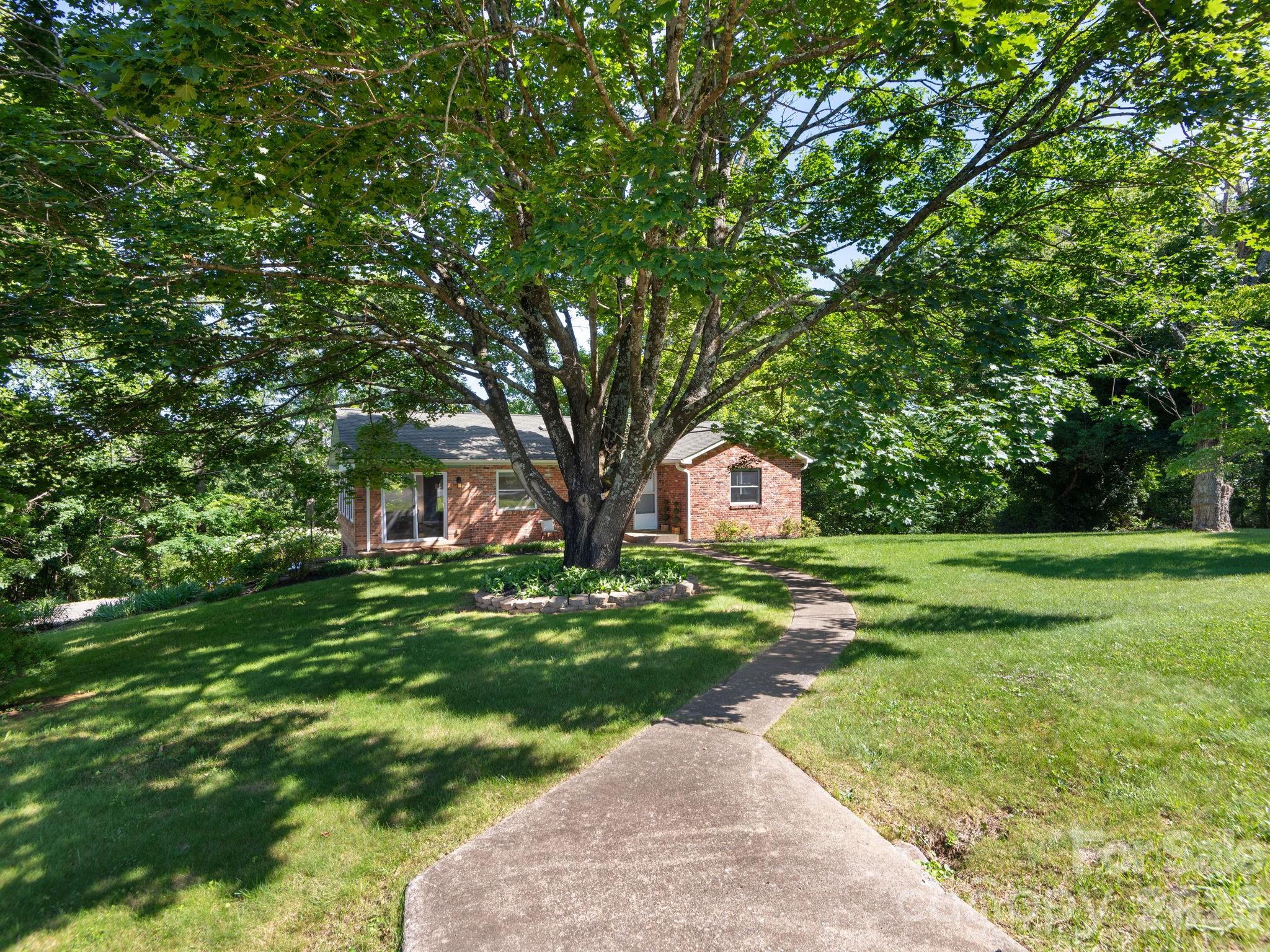 147 W Oakview Road — Asheville