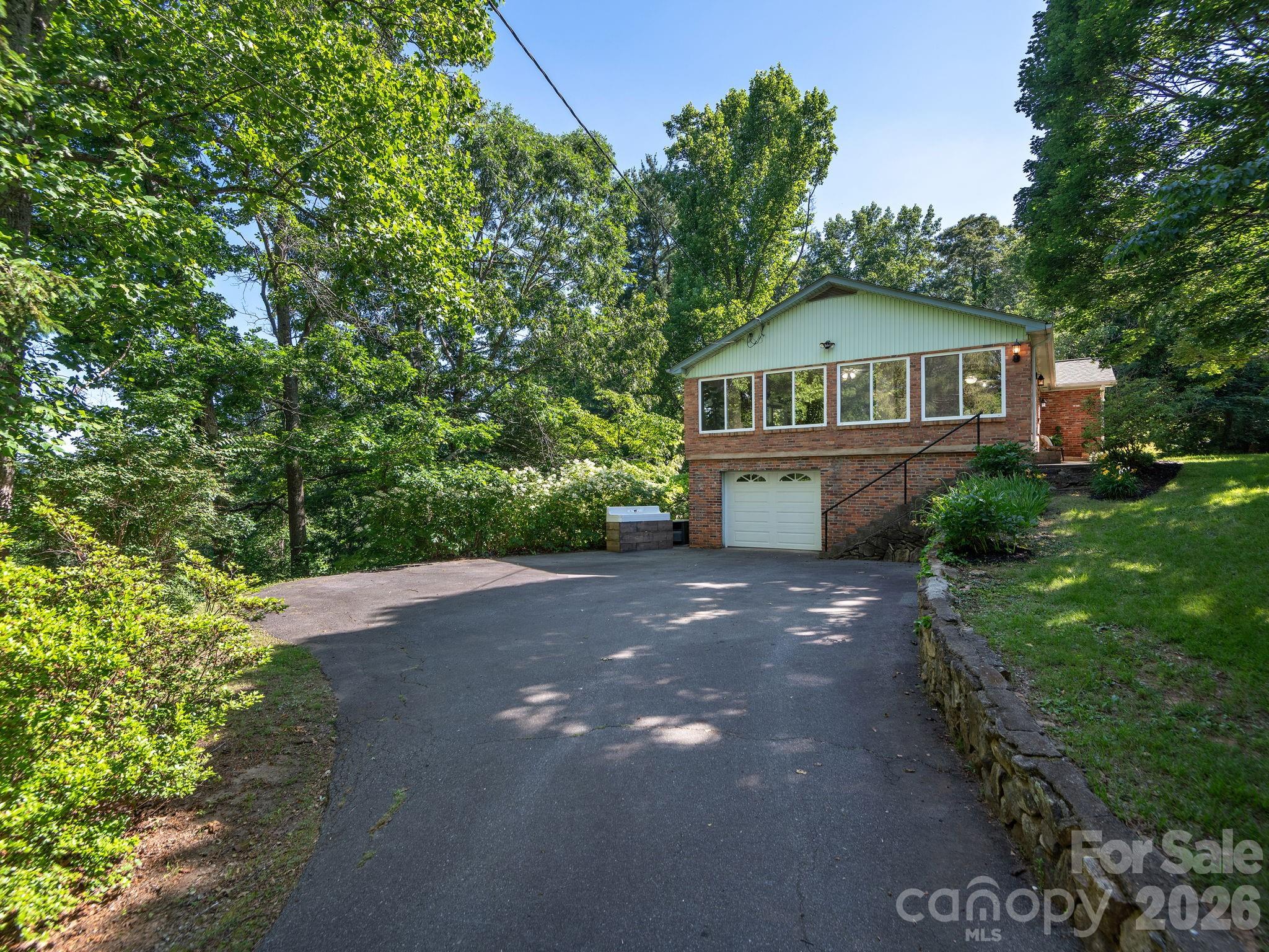 147 W Oakview Road — Asheville