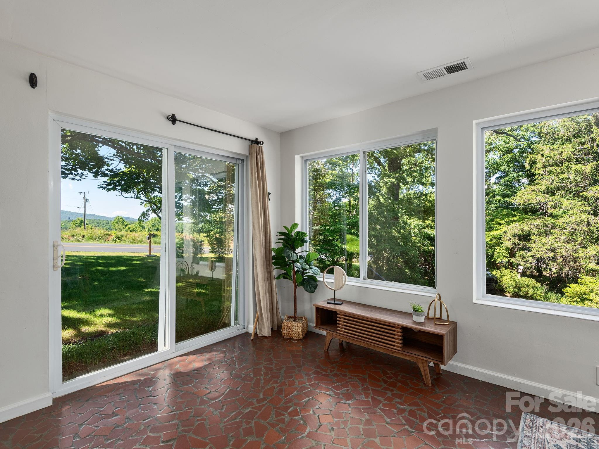 147 W Oakview Road — Asheville