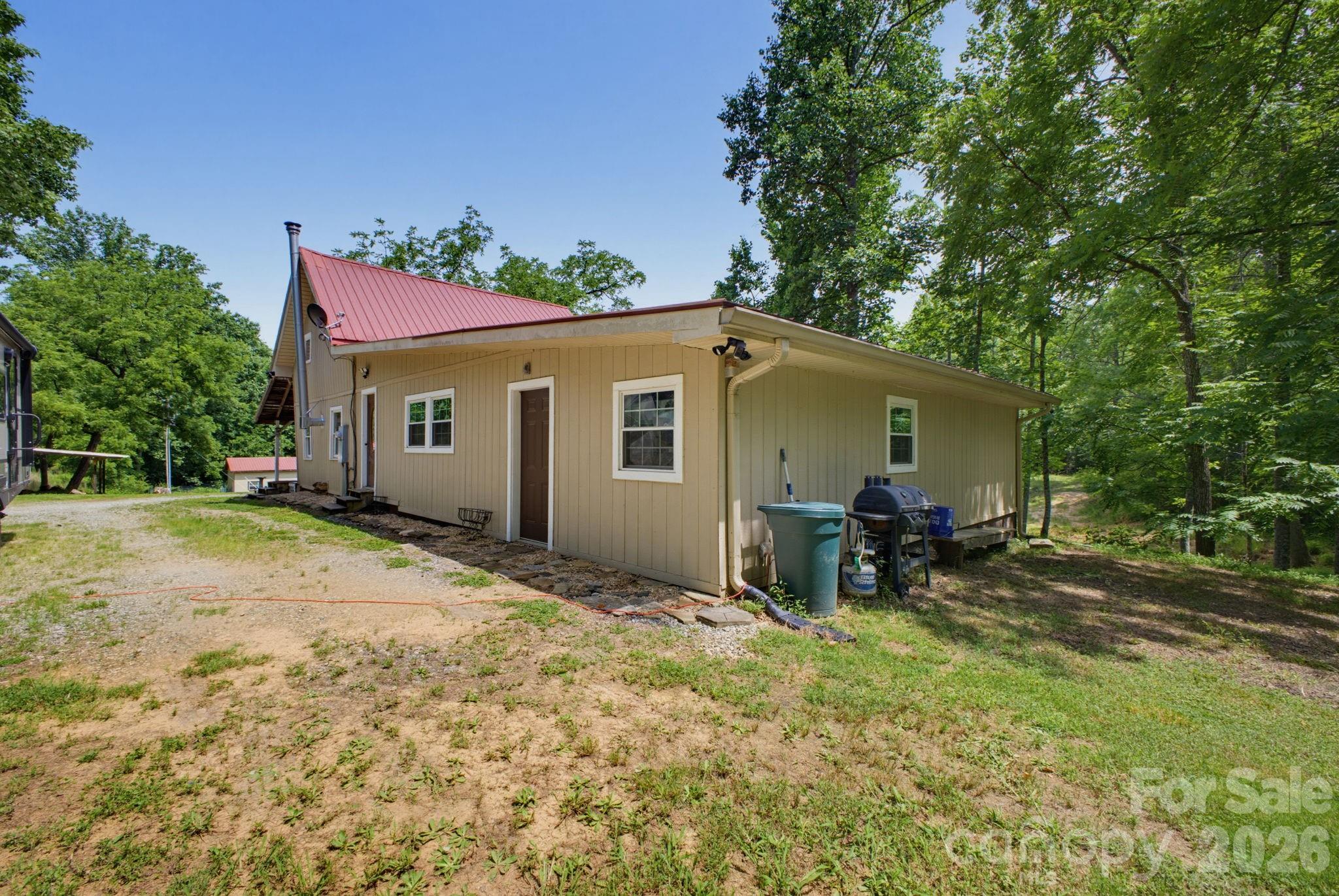1239 W McGuinn Road — Mill Spring