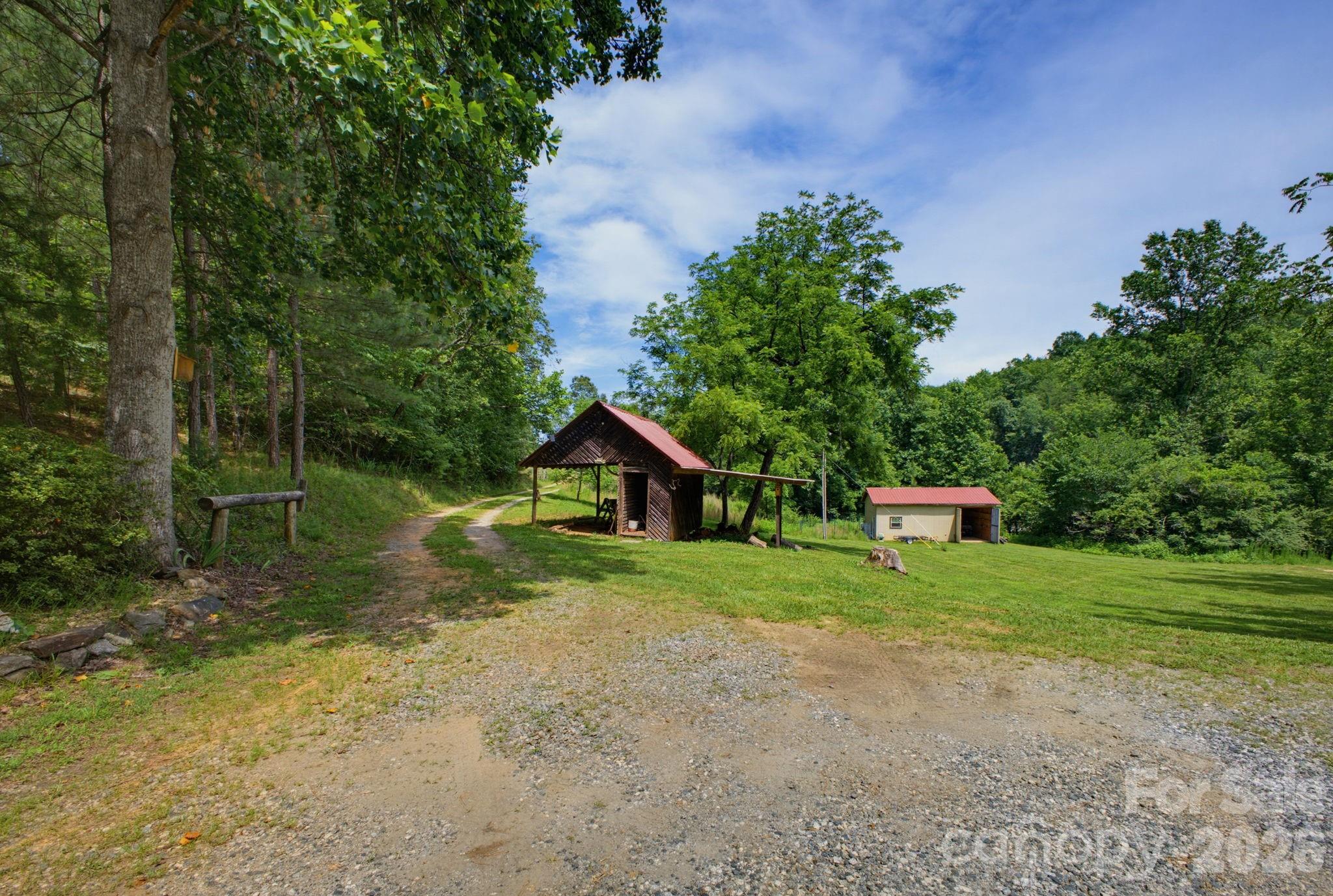 1239 W McGuinn Road — Mill Spring