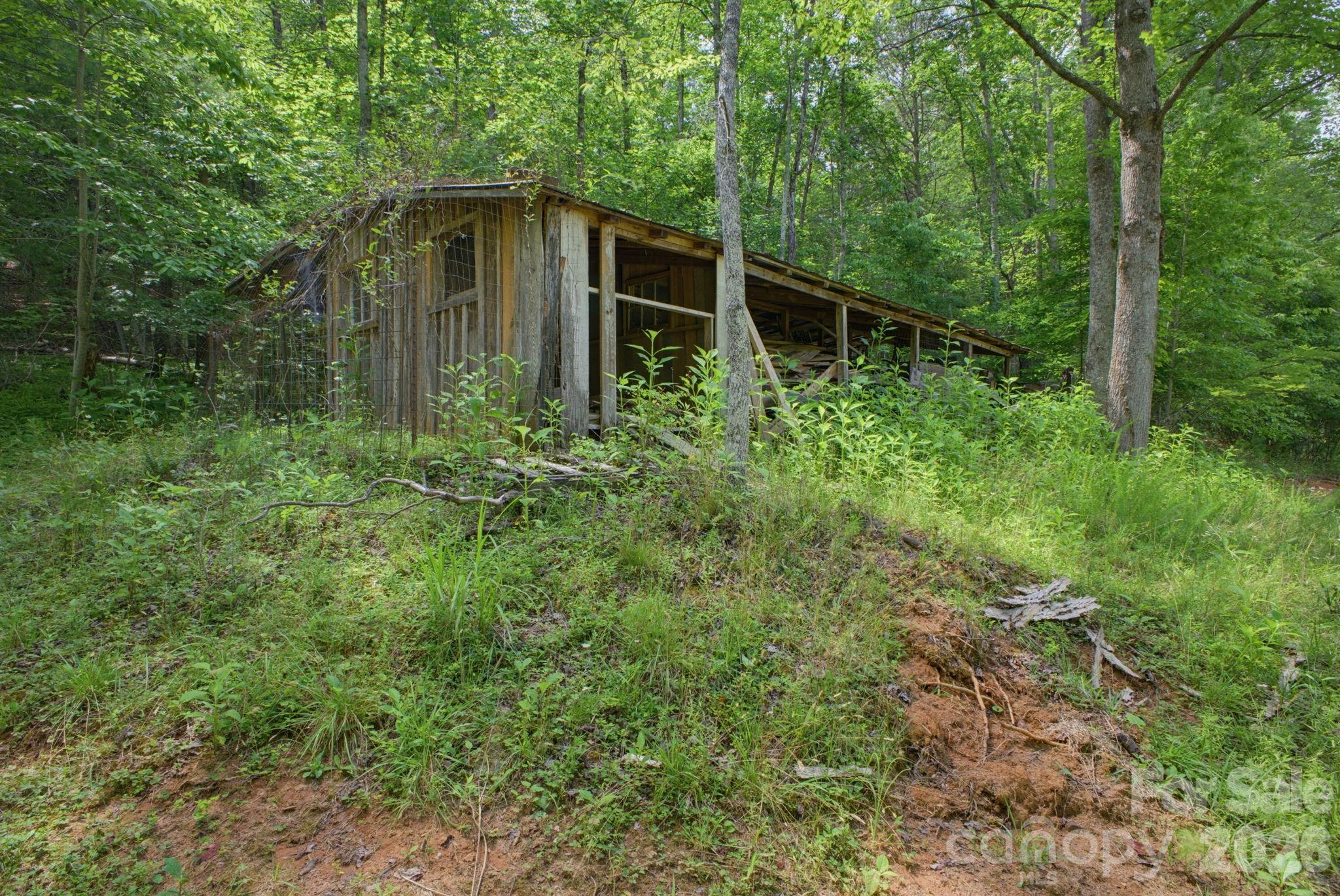1239 W McGuinn Road — Mill Spring
