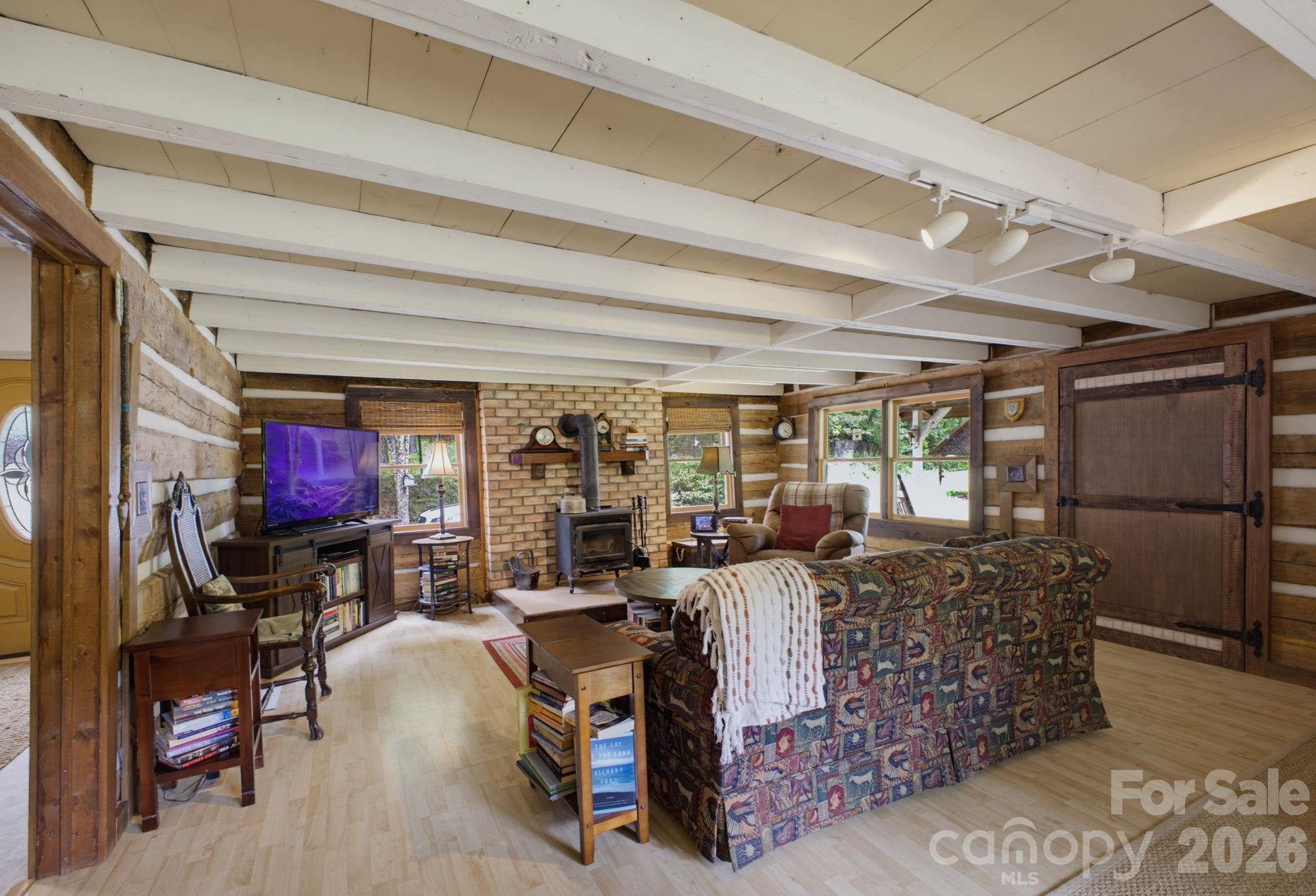 1239 W McGuinn Road — Mill Spring