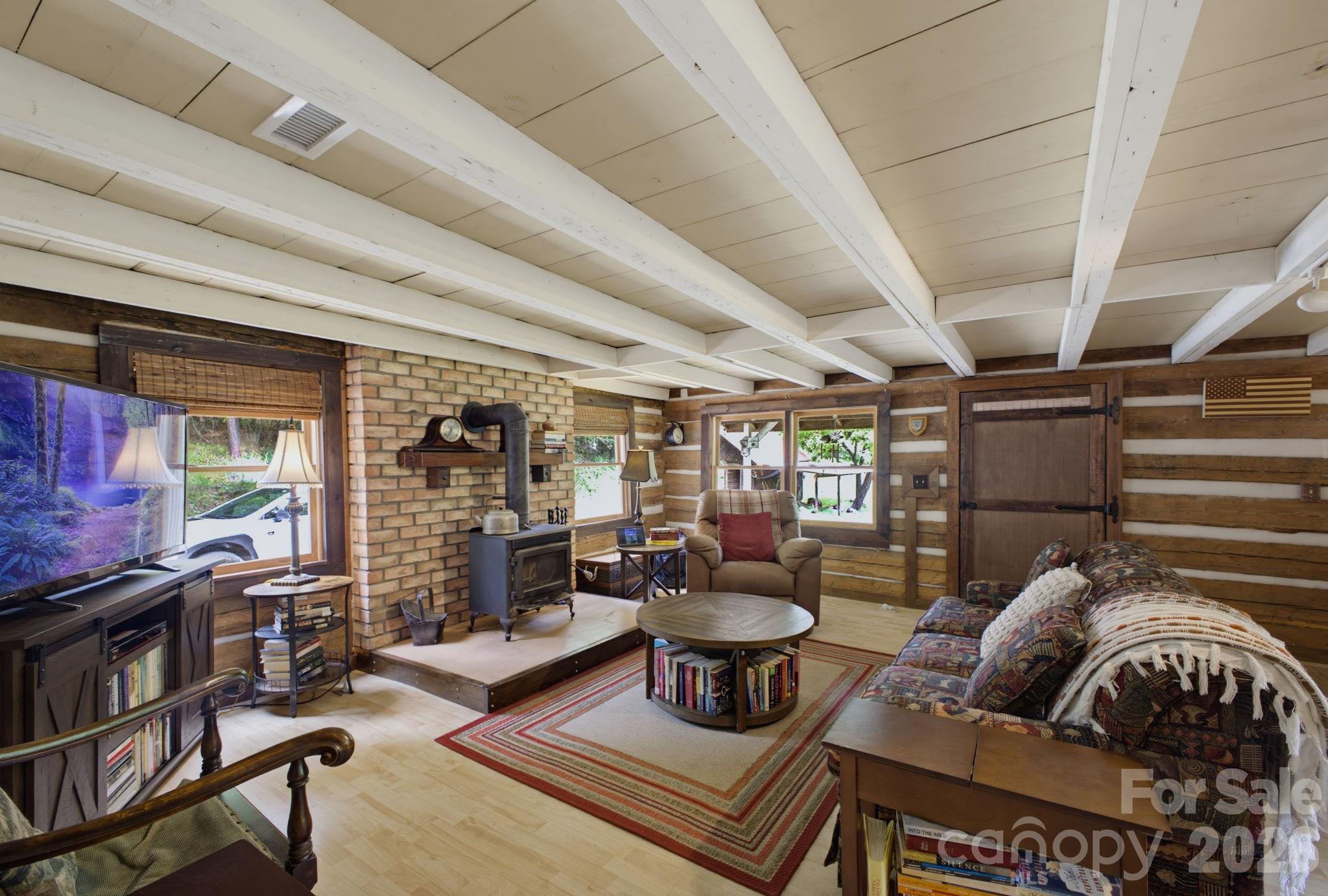 1239 W McGuinn Road — Mill Spring