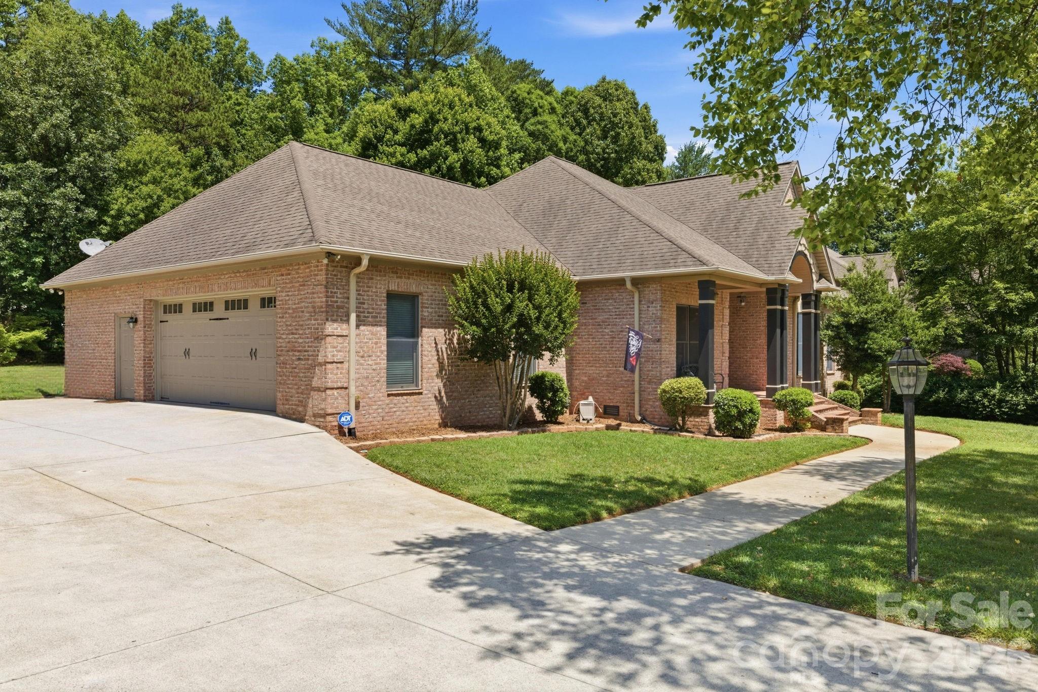 1705 29th Avenue Place NE — Hickory