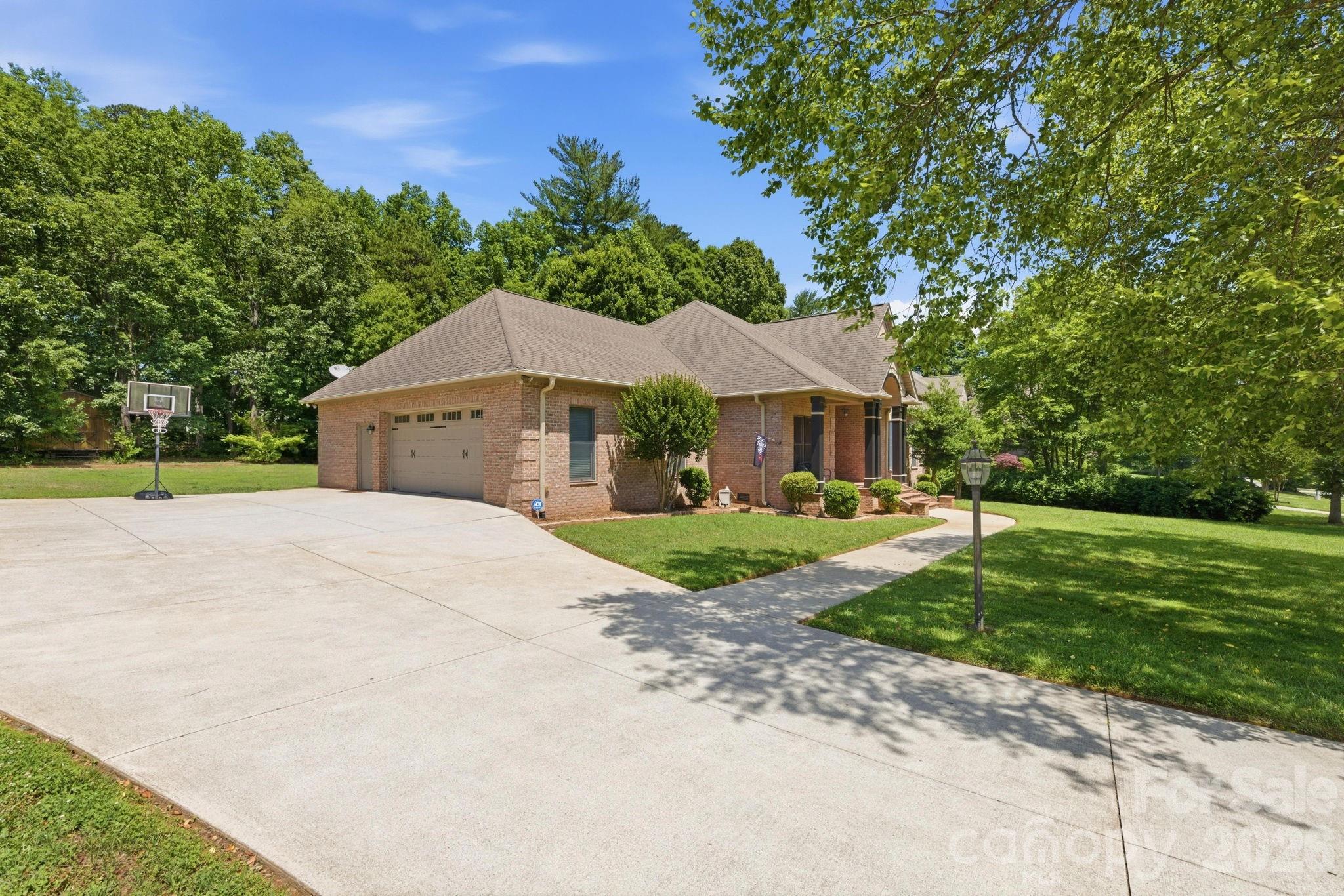 1705 29th Avenue Place NE — Hickory