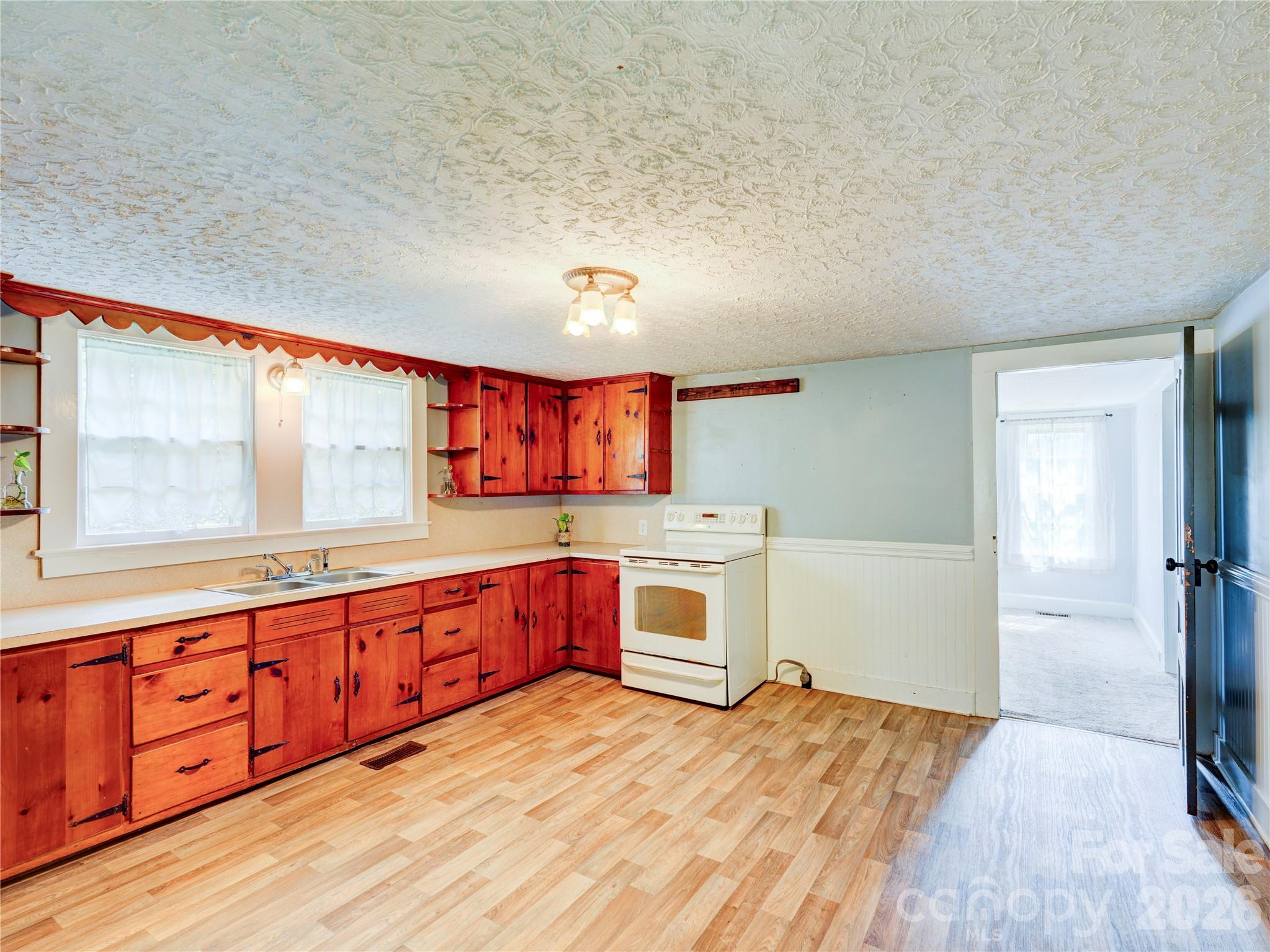 7049 Austin Little Mountain Road — Elkin