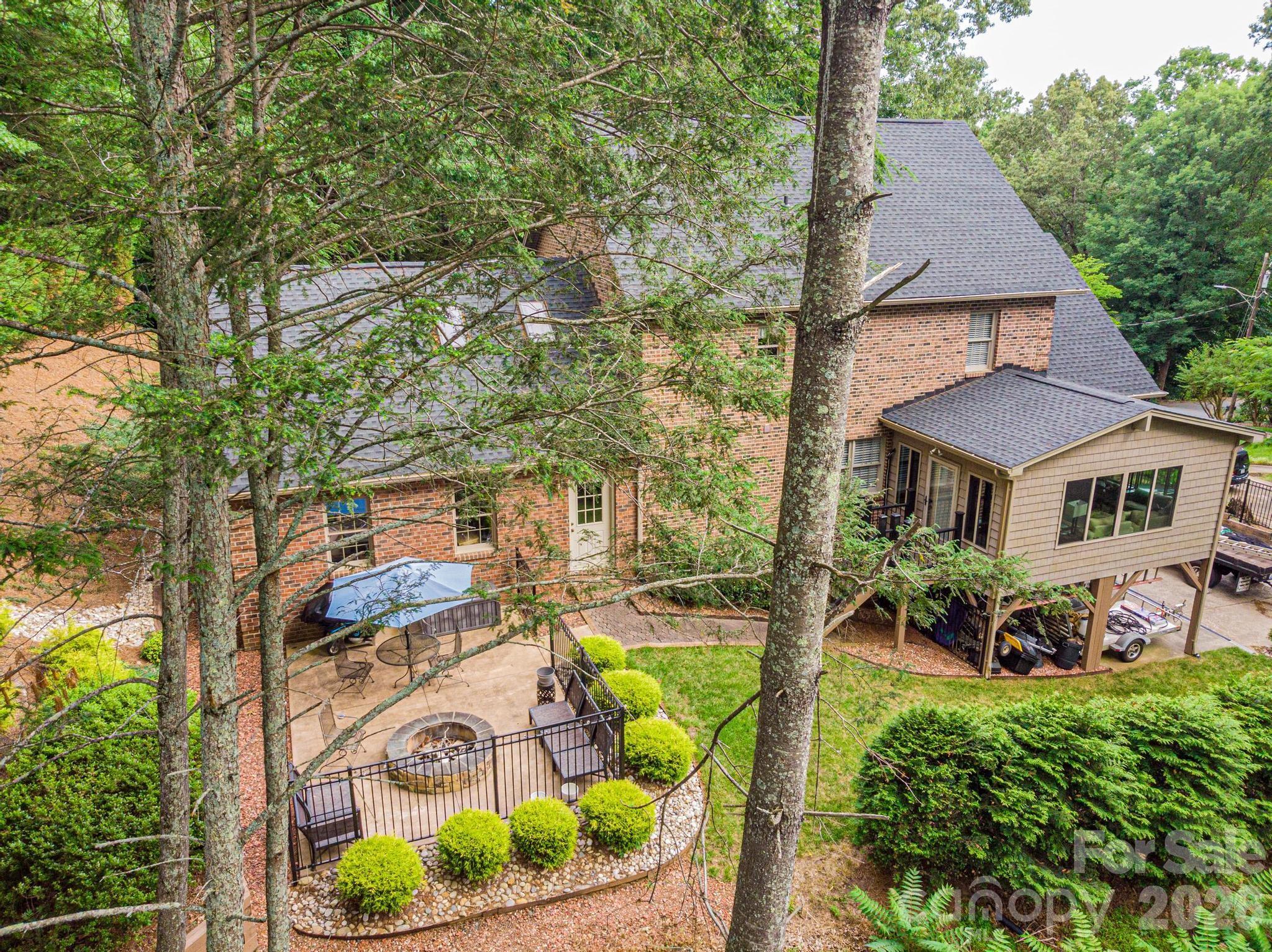 236 Robinwood Circle NE — Lenoir