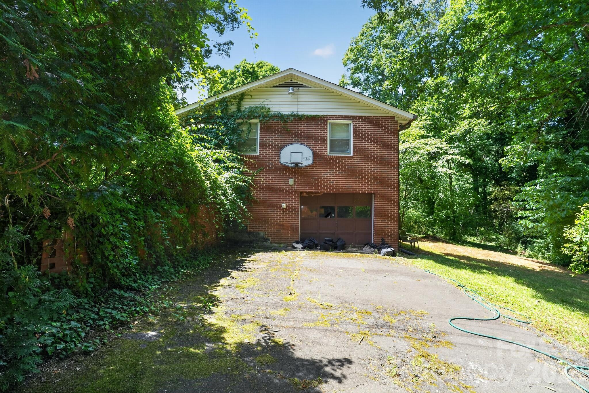 2291 19th Avenue NE — Hickory