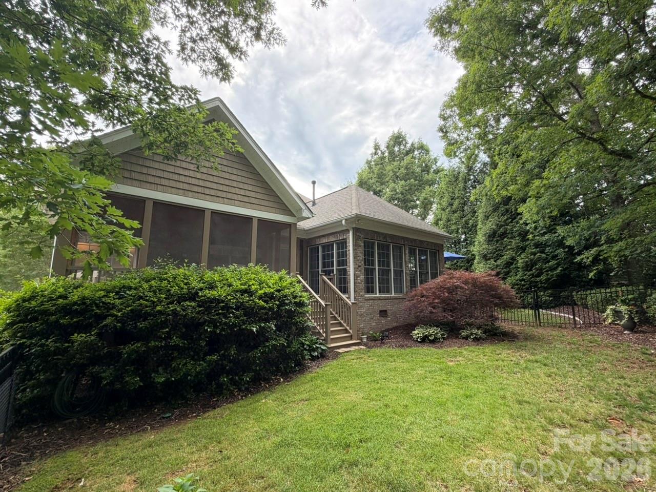 914 Players Ridge Road — Hickory