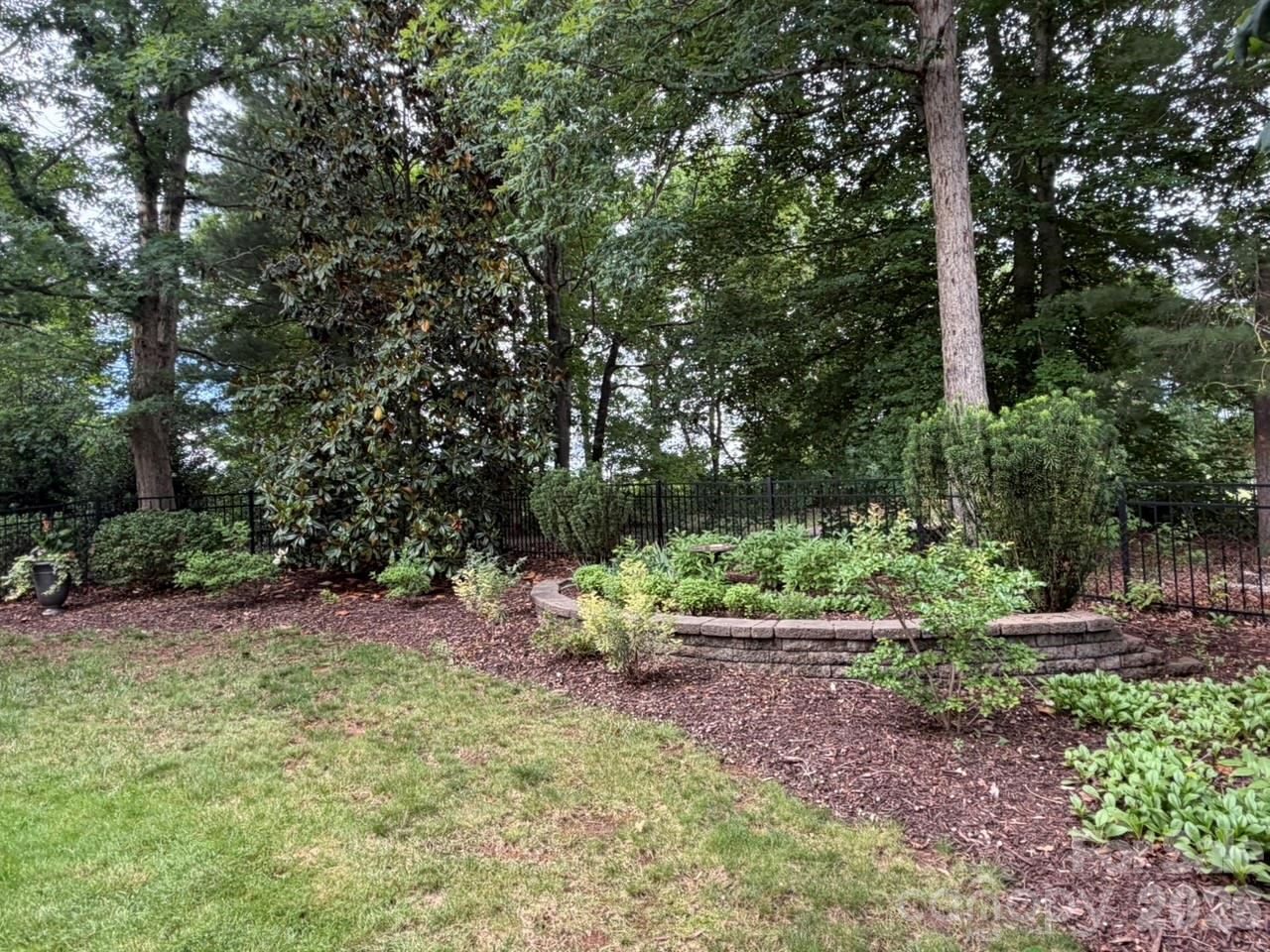 914 Players Ridge Road — Hickory