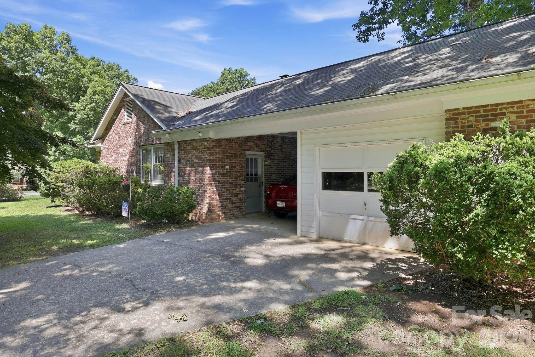 401 White Oaks Drive — Salisbury