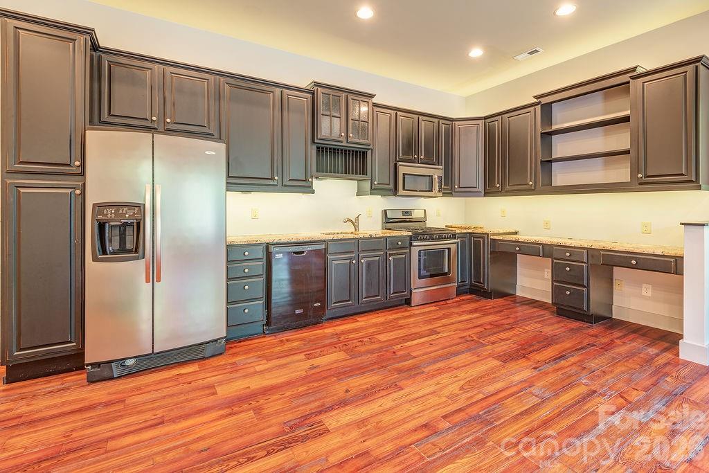 201 Skytop Farm Lane — Hendersonville
