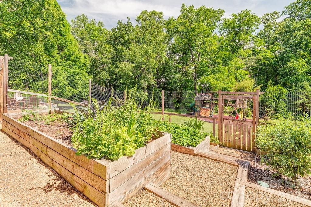 201 Skytop Farm Lane — Hendersonville