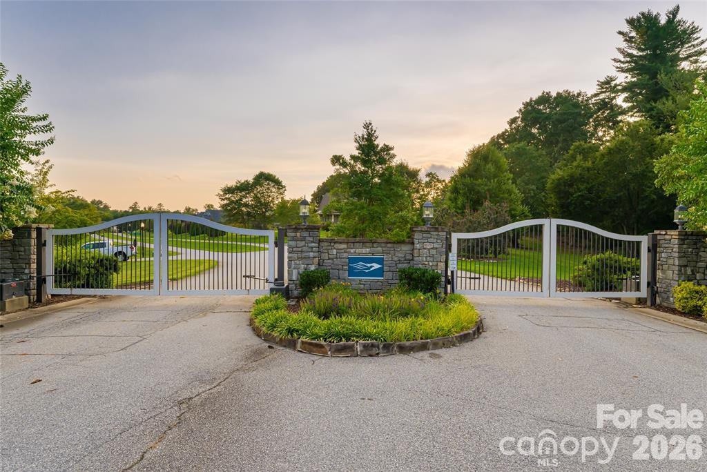 201 Skytop Farm Lane — Hendersonville