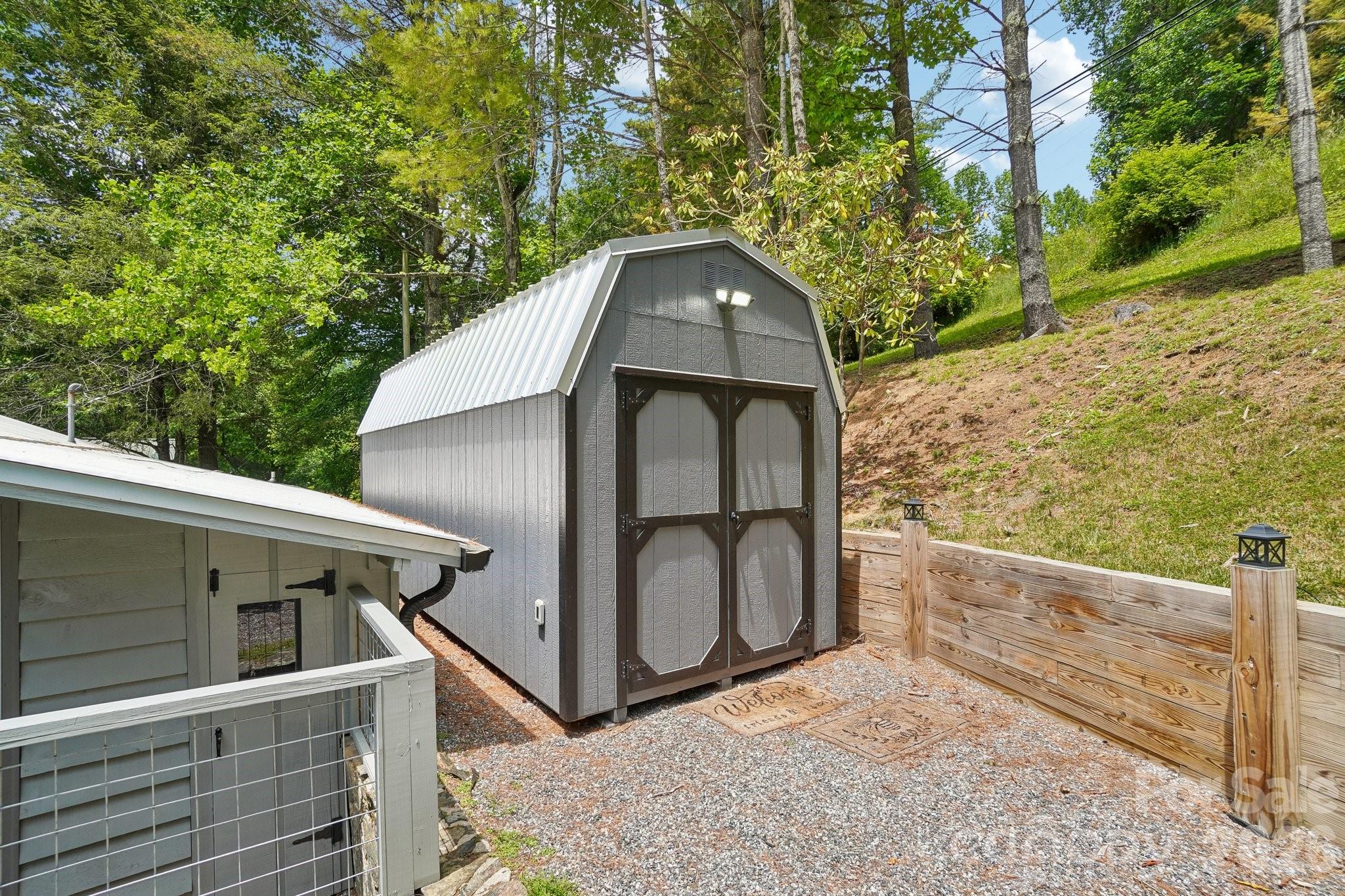 175 Village Lane — Mars Hill